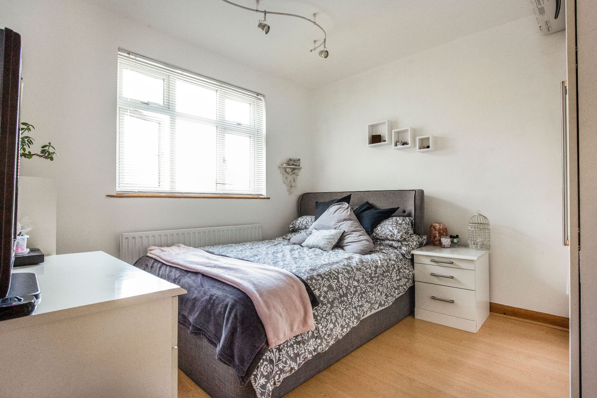 3 bedroom semi-detached house SSTC in Potters Bar - Photograph 12