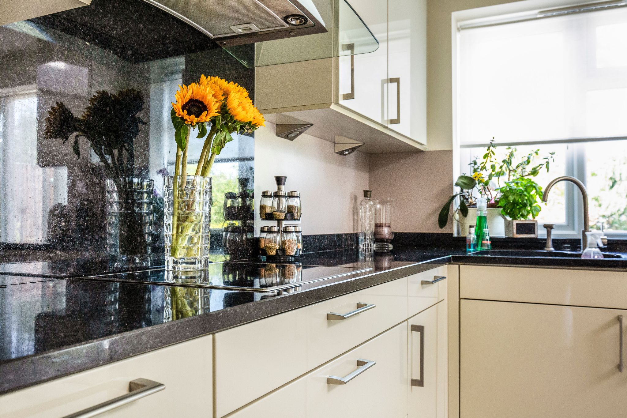 3 bedroom semi-detached house SSTC in Potters Bar - Photograph 5