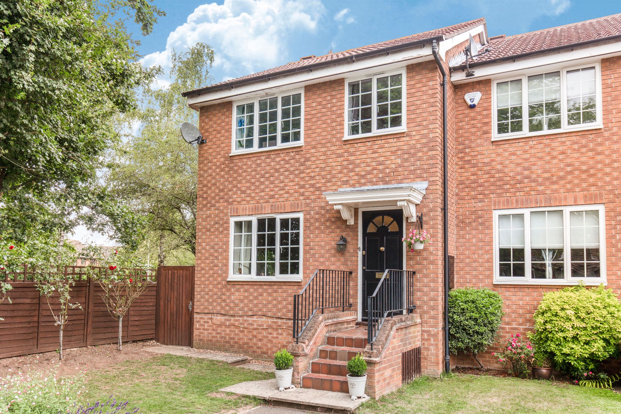 3 bedroom end terraced house Sale Agreed in Welwyn Garden City - Photograph 1