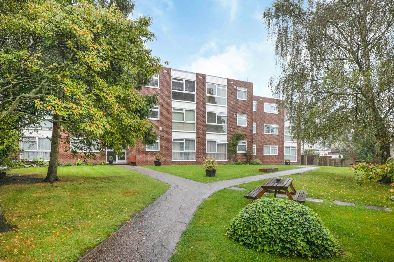 1 bedroom ground floor flat/apartment SSTC in Potters Bar - Photograph 1