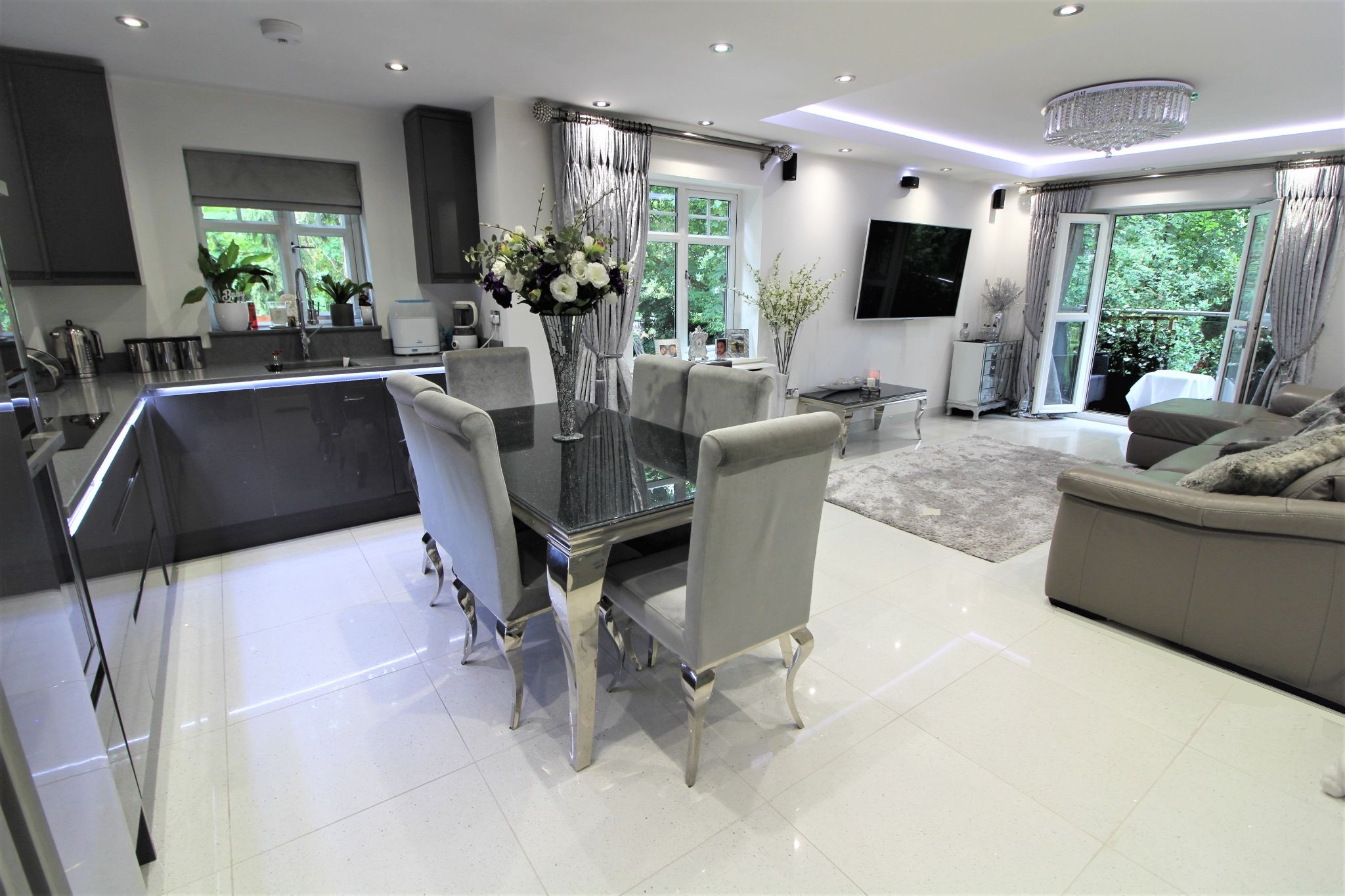 2 bedroom apartment flat/apartment For Sale in Potters Bar - Photograph 3