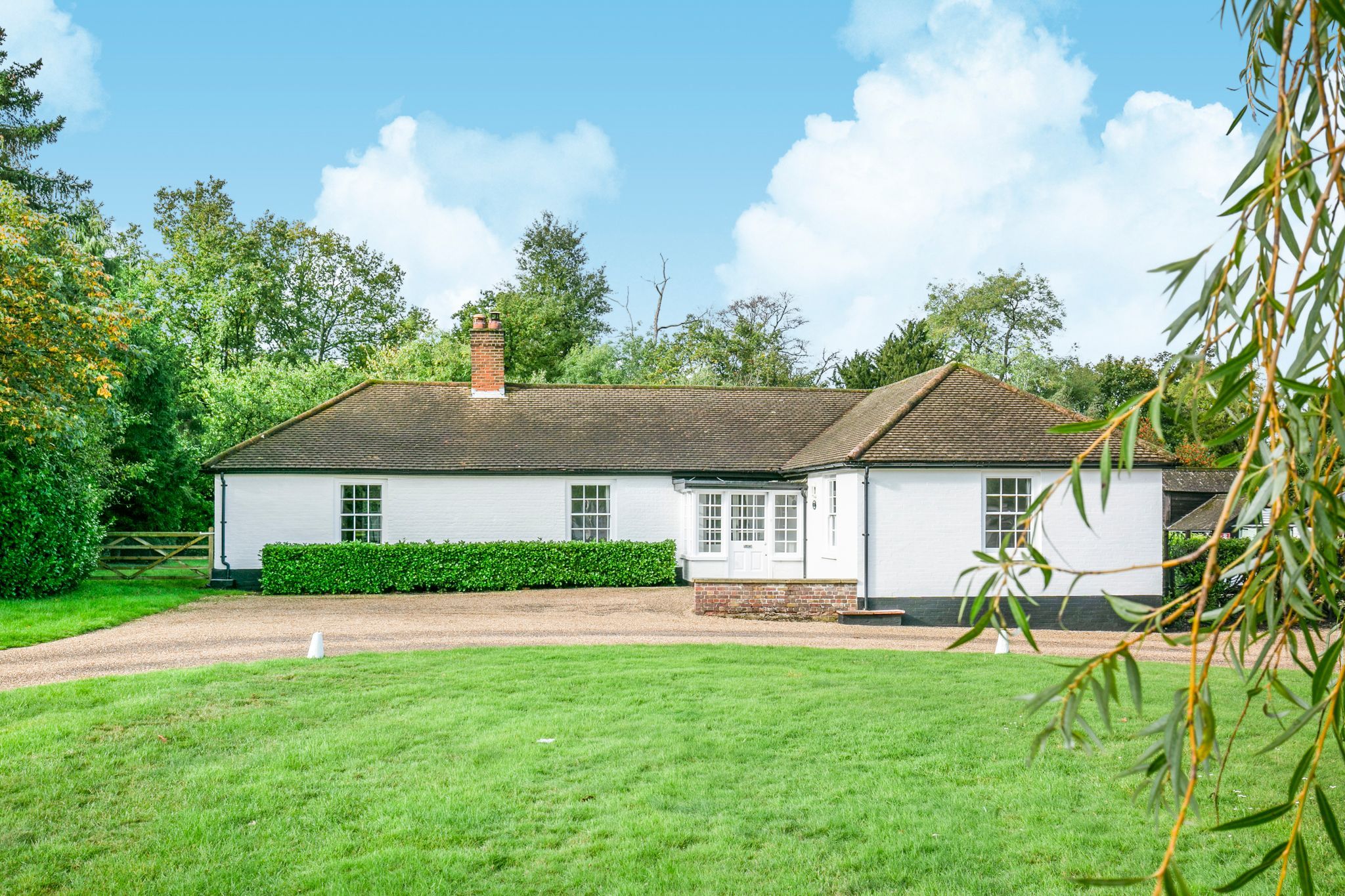 3 bedroom detached bungalow To Let in Nr. Shenley - Photograph 2