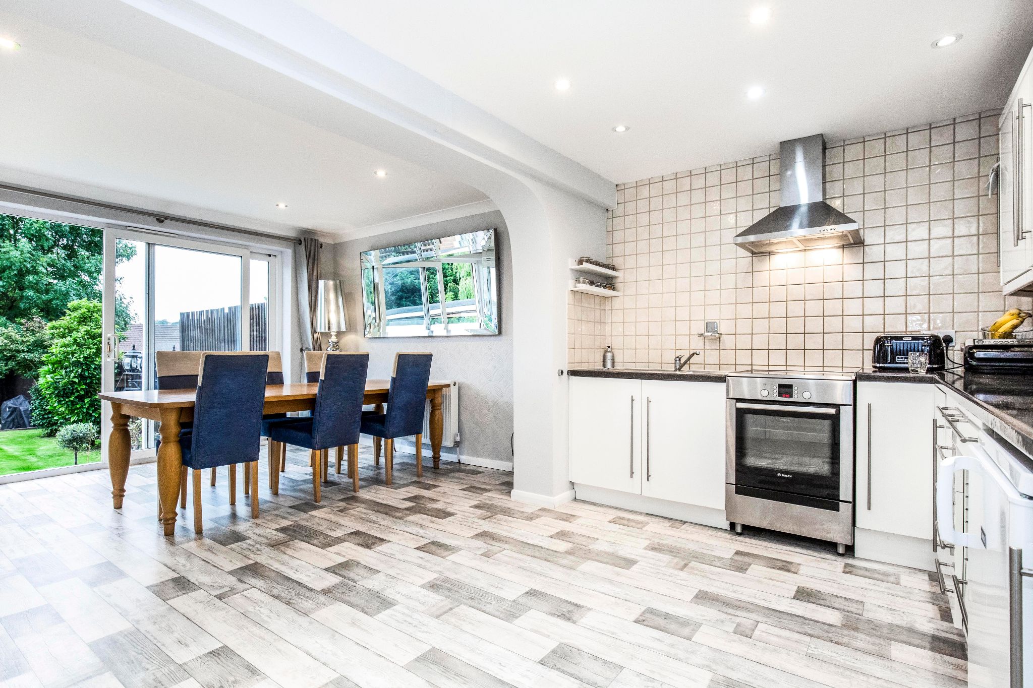 4 bedroom semi-detached house Sale Agreed in Potters Bar - Photograph 4