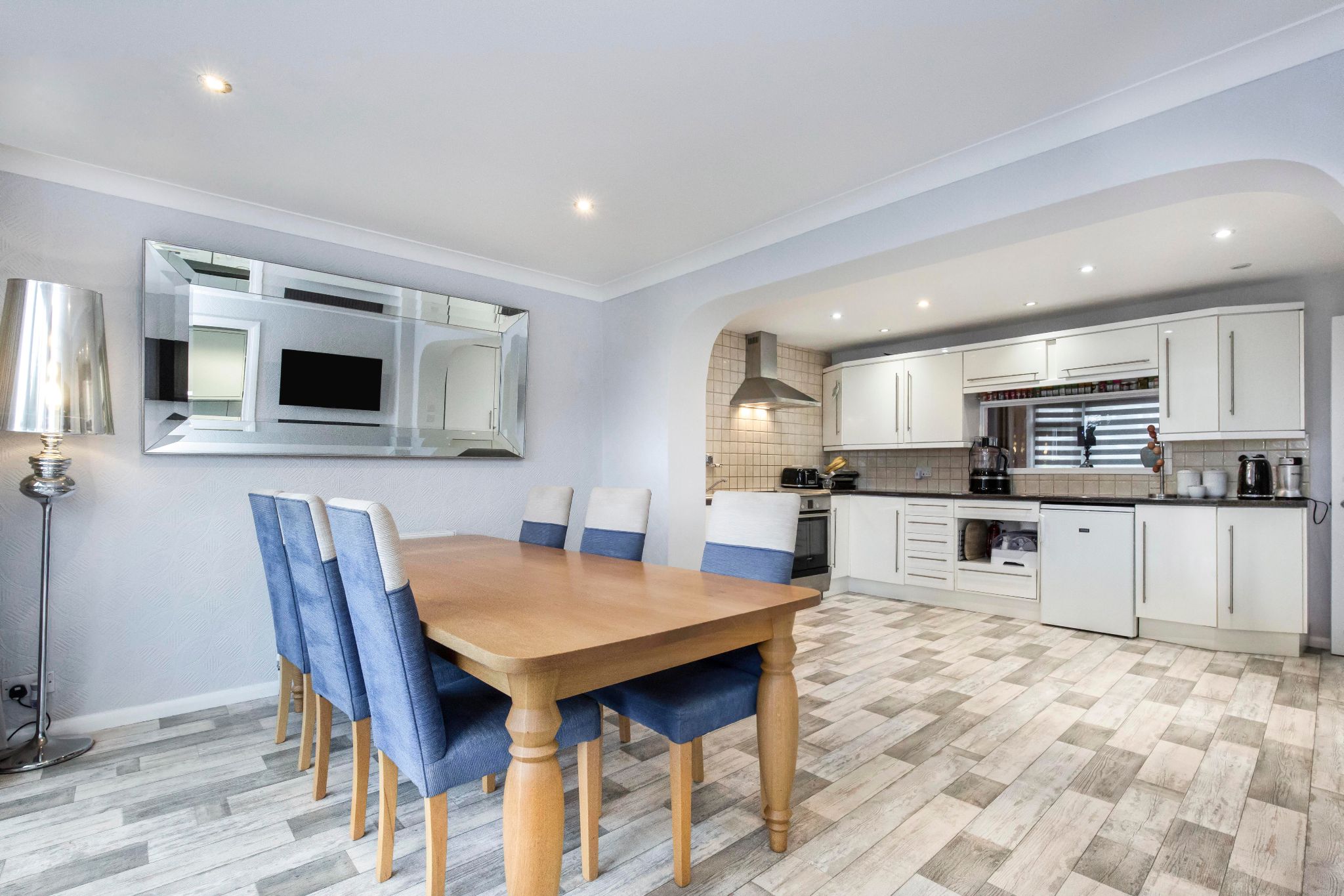 4 bedroom semi-detached house Sale Agreed in Potters Bar - Photograph 8