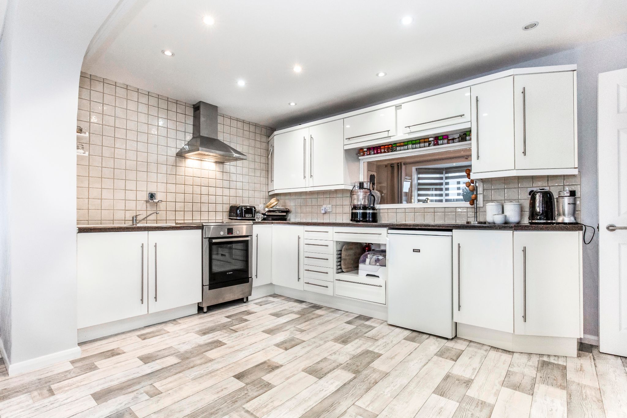 4 bedroom semi-detached house Sale Agreed in Potters Bar - Photograph 9