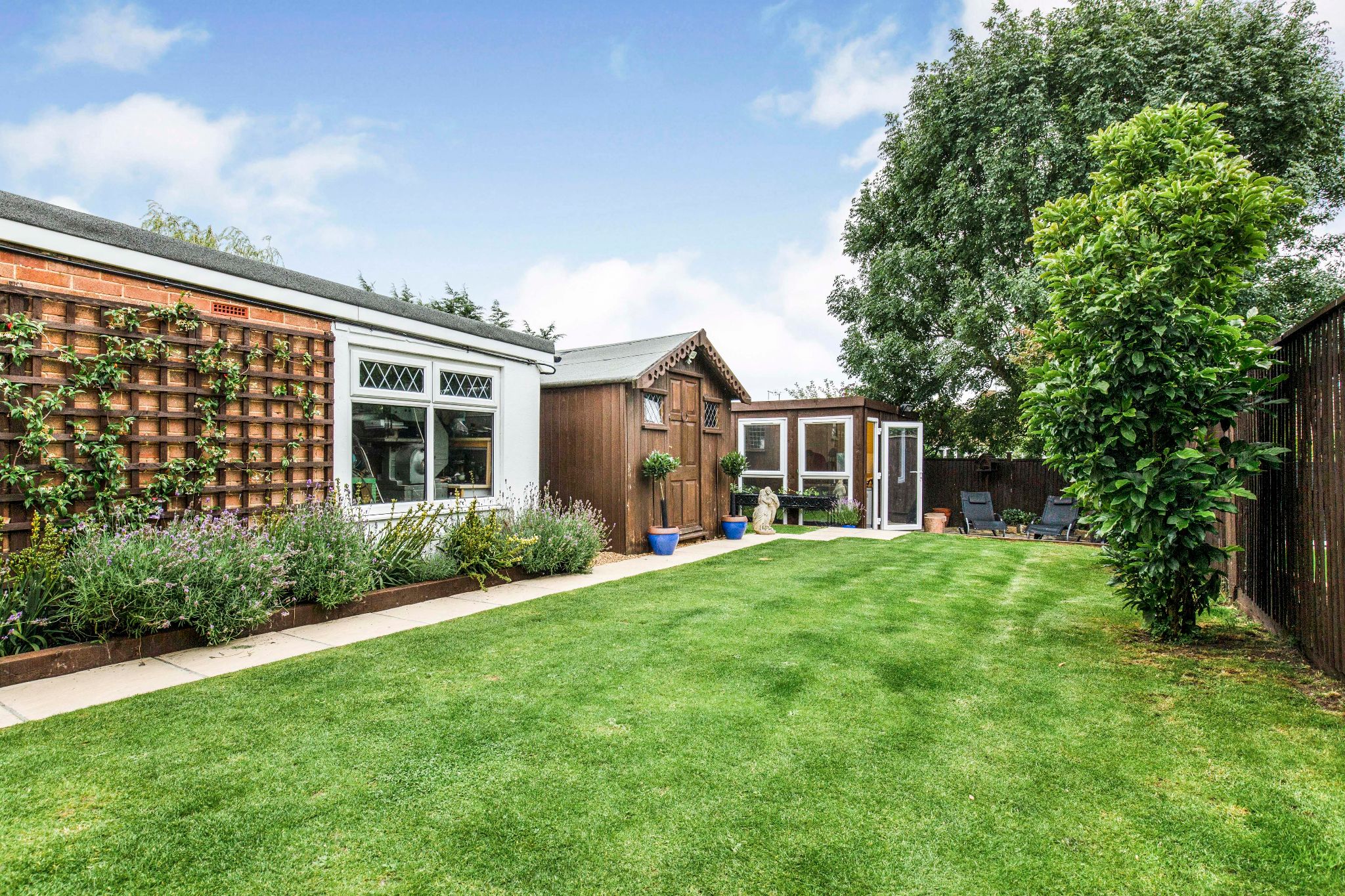 4 bedroom semi-detached house Sale Agreed in Potters Bar - Photograph 3