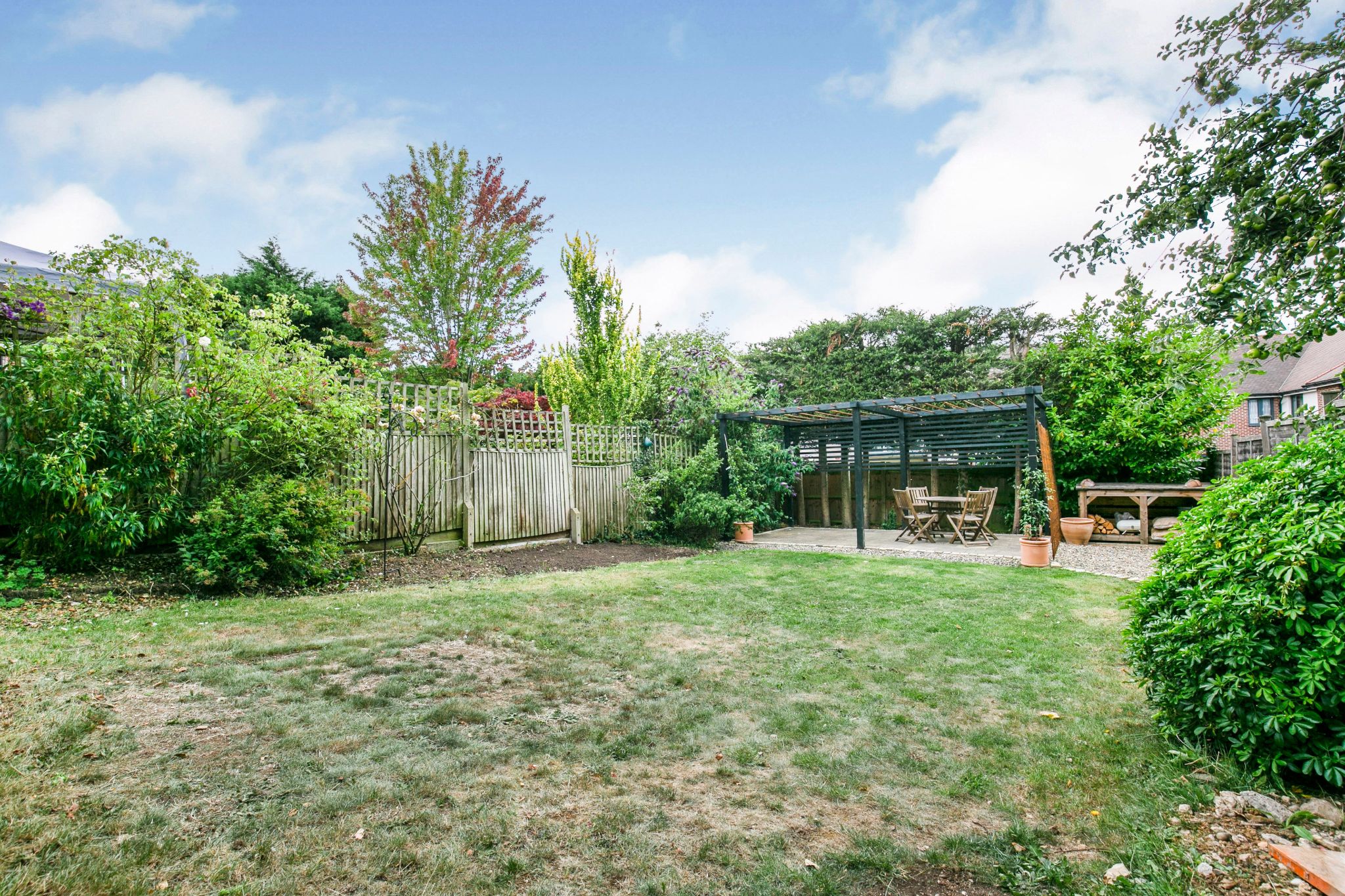 2 bedroom semi-detached bungalow SSTC in Potters Bar - Photograph 3