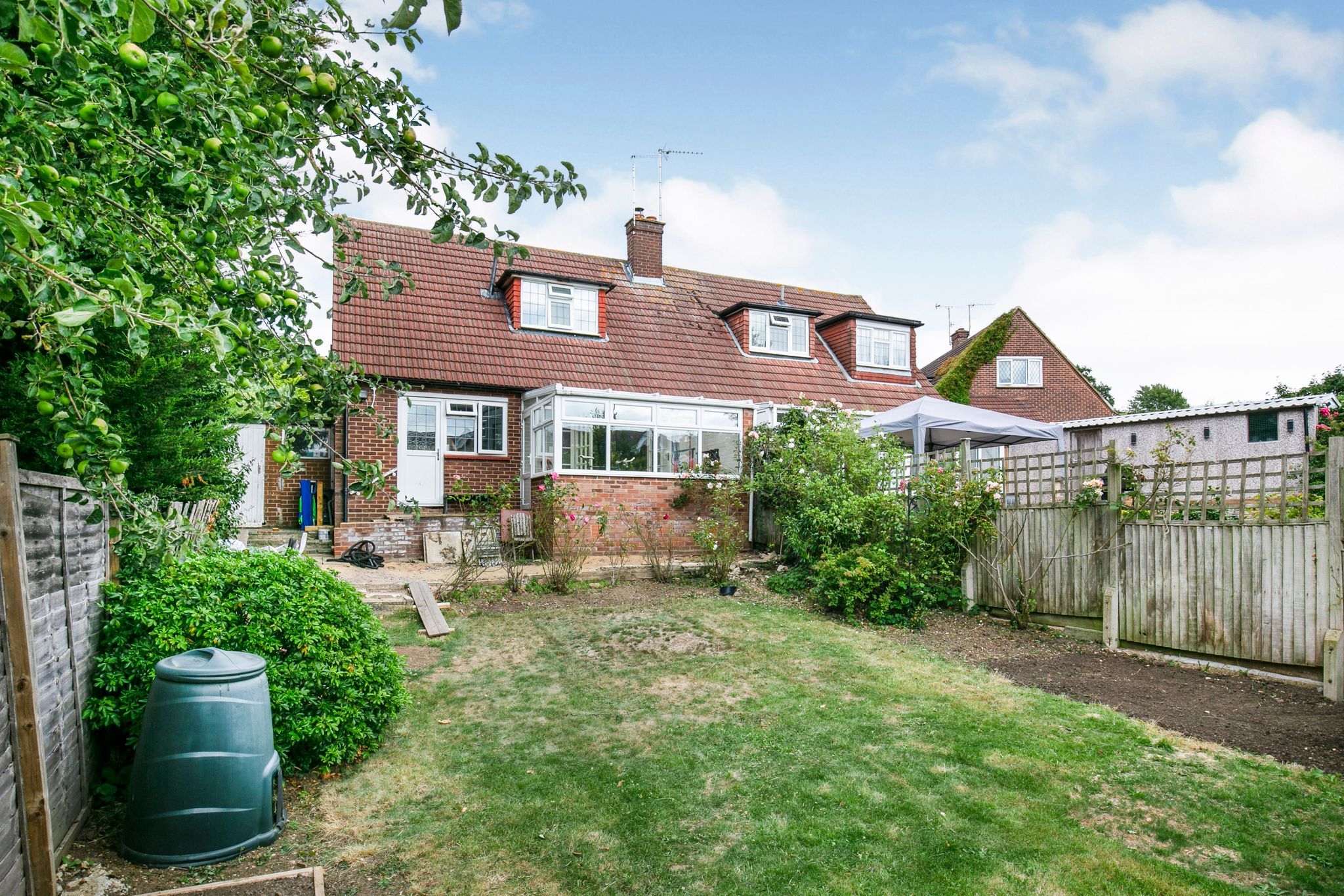 2 bedroom semi-detached bungalow SSTC in Potters Bar - Photograph 2
