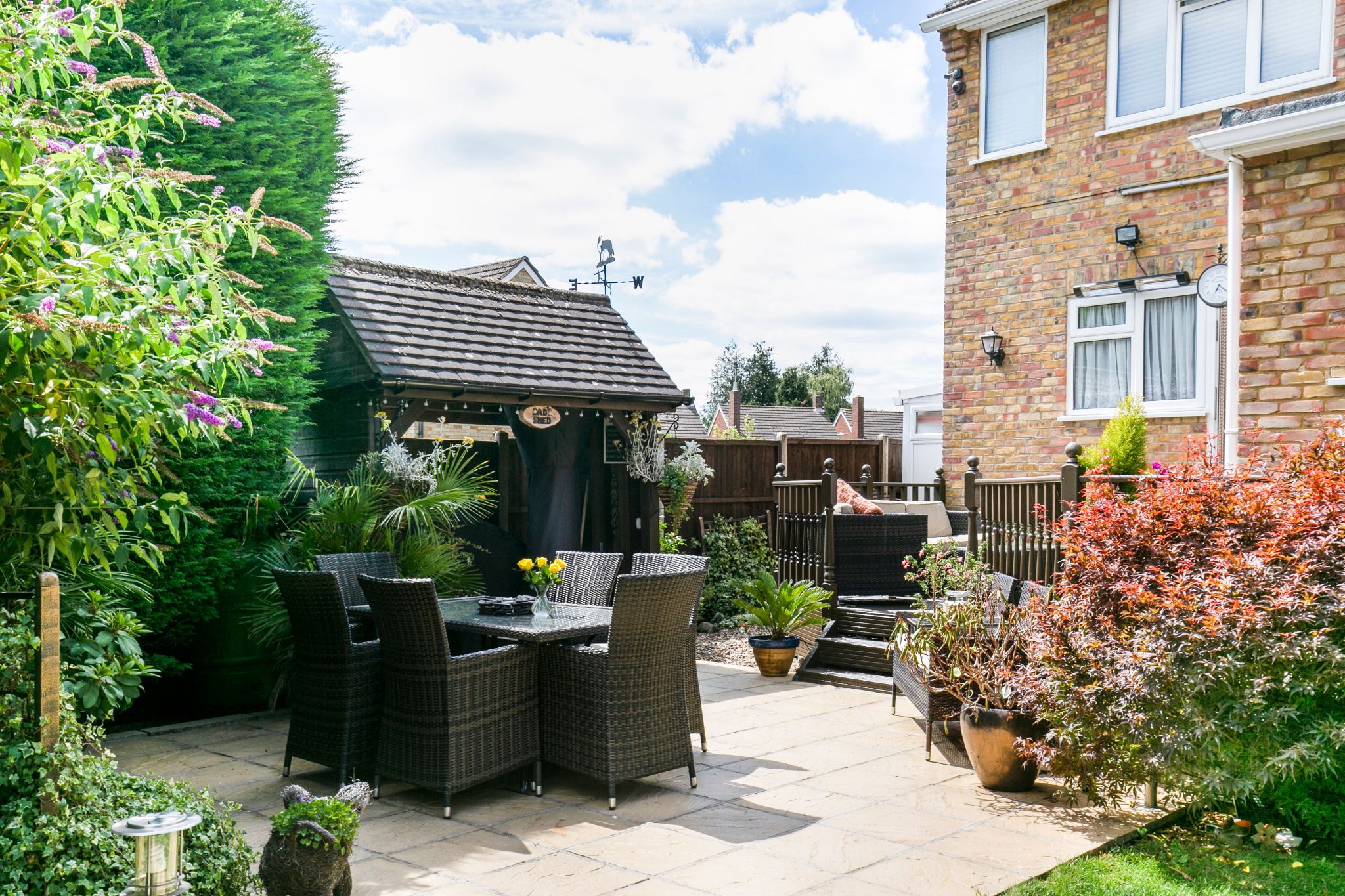 4 bedroom detached house For Sale in Potters Bar - Photograph 3