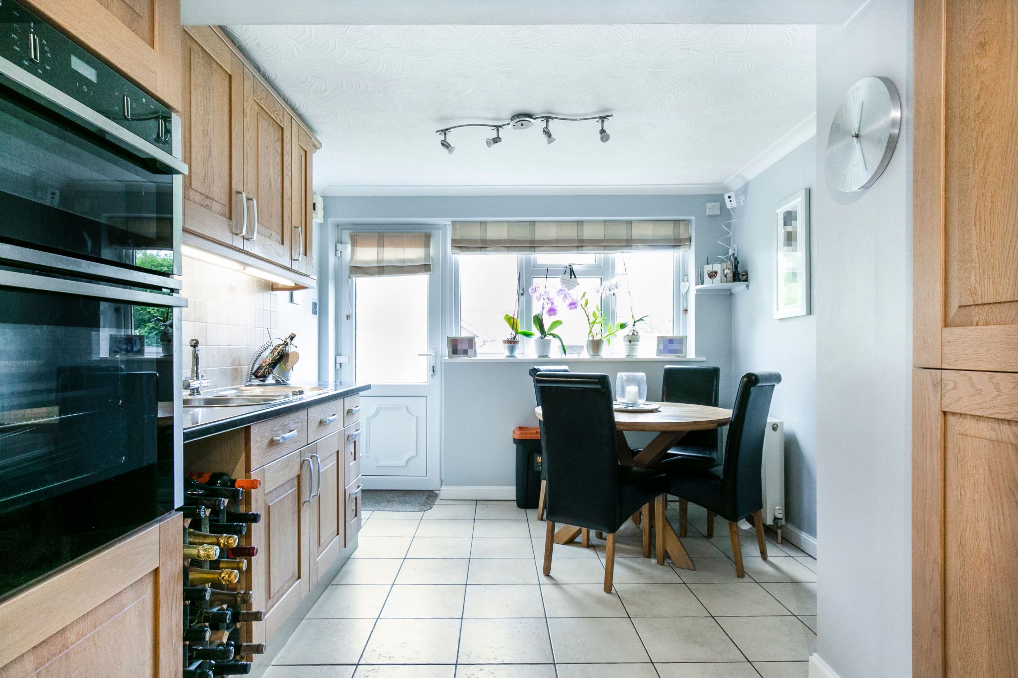 4 bedroom detached house For Sale in Potters Bar - Photograph 5