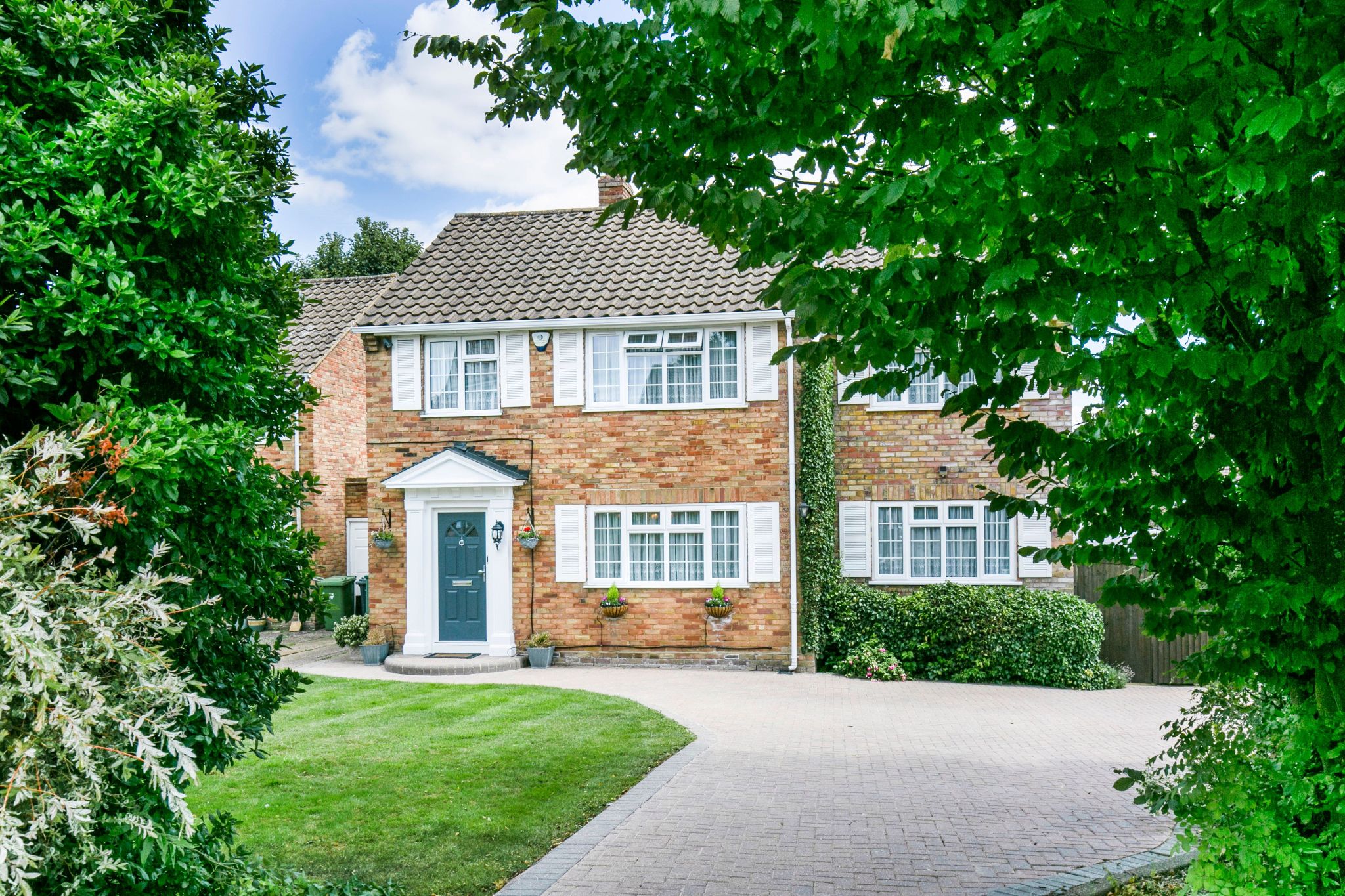 4 bedroom detached house For Sale in Potters Bar - Photograph 2
