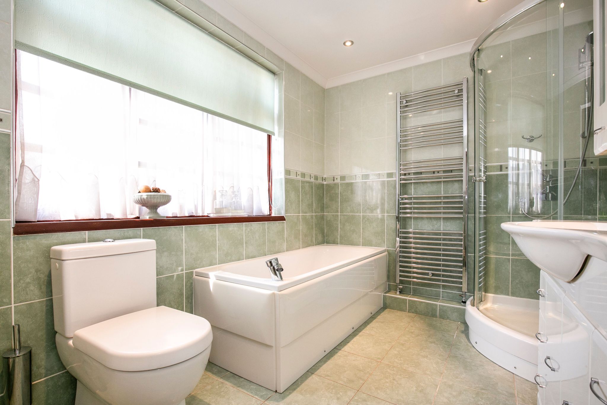 4 bedroom detached bungalow Sale Agreed in Potters Bar - Photograph 14