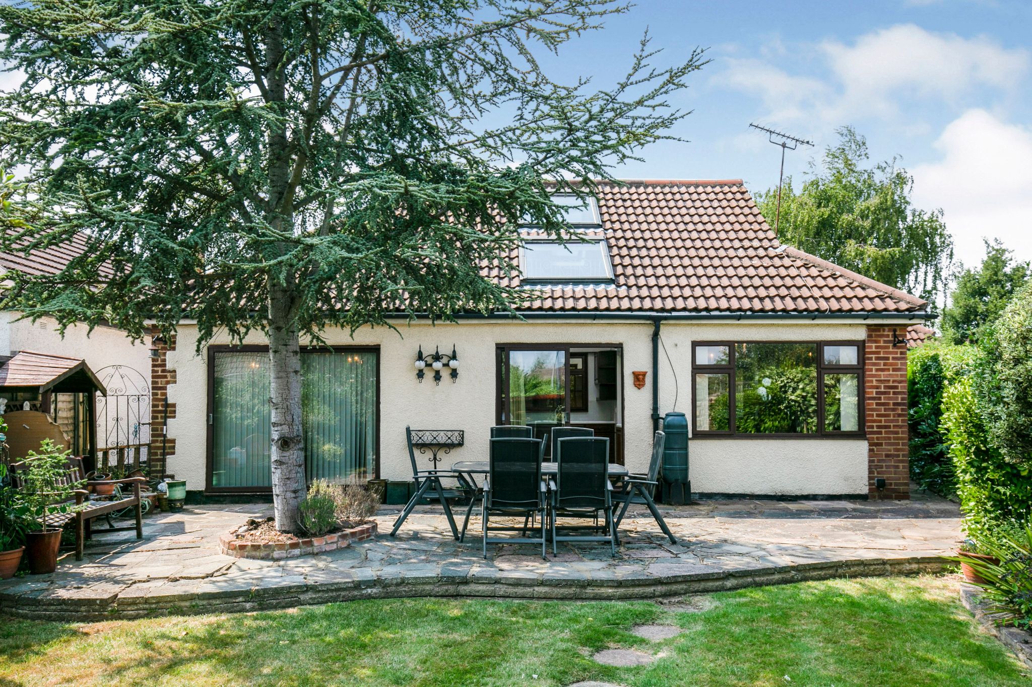 4 bedroom detached bungalow Sale Agreed in Potters Bar - Photograph 15