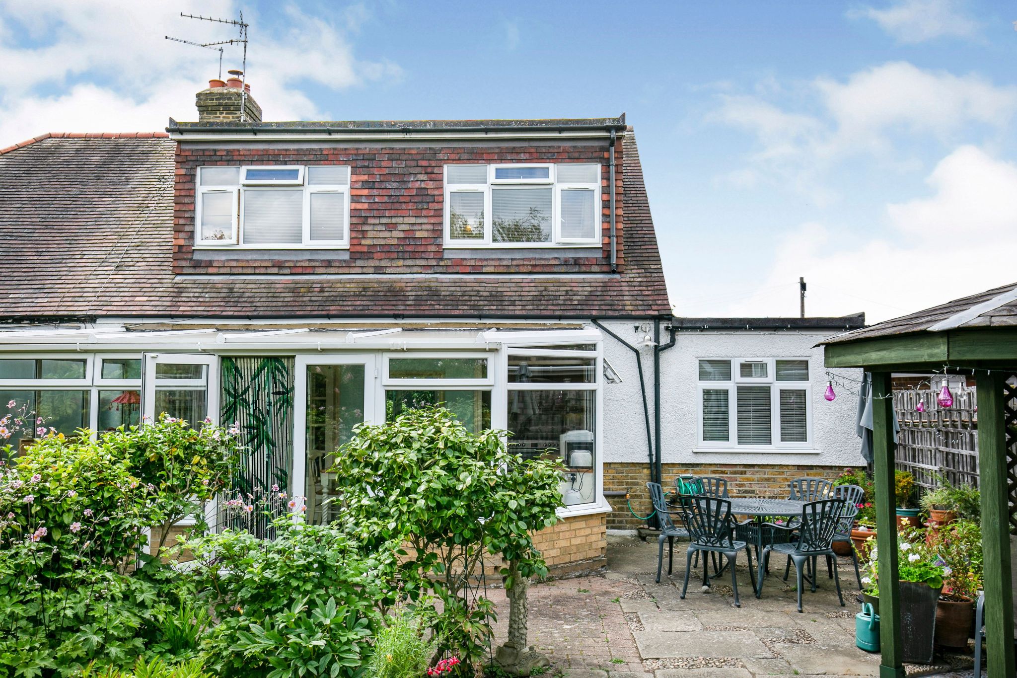 4 bedroom semi-detached bungalow Sale Agreed in Brookmans Park - Photograph 12