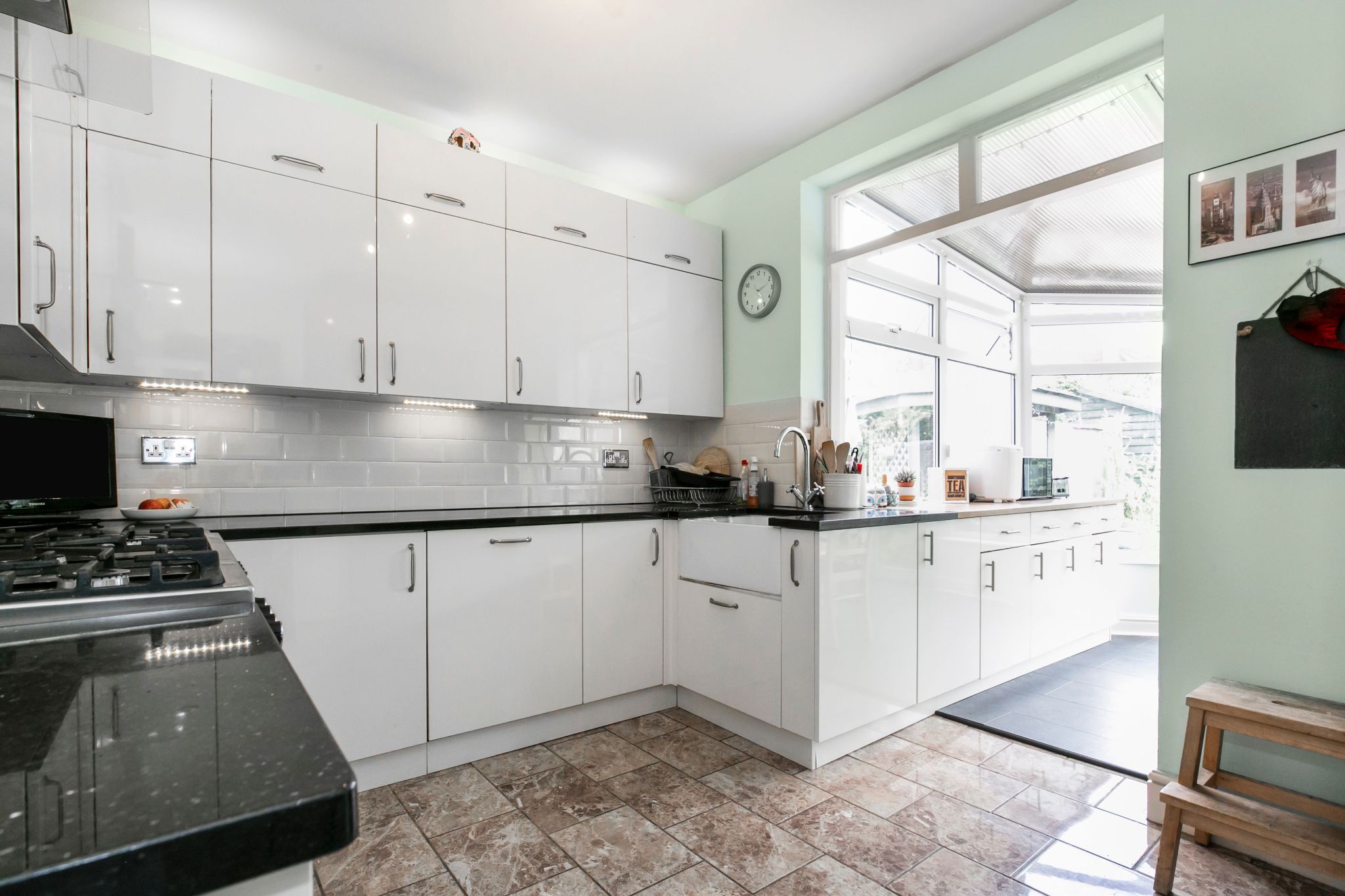 4 bedroom semi-detached bungalow Sale Agreed in Brookmans Park - Photograph 18