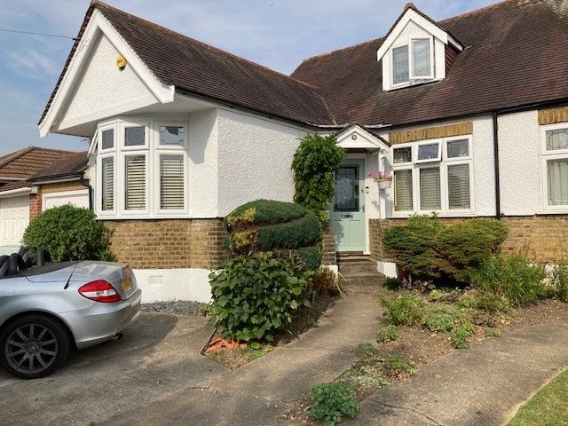 4 bedroom semi-detached bungalow SSTC in Brookmans Park - Photograph 1