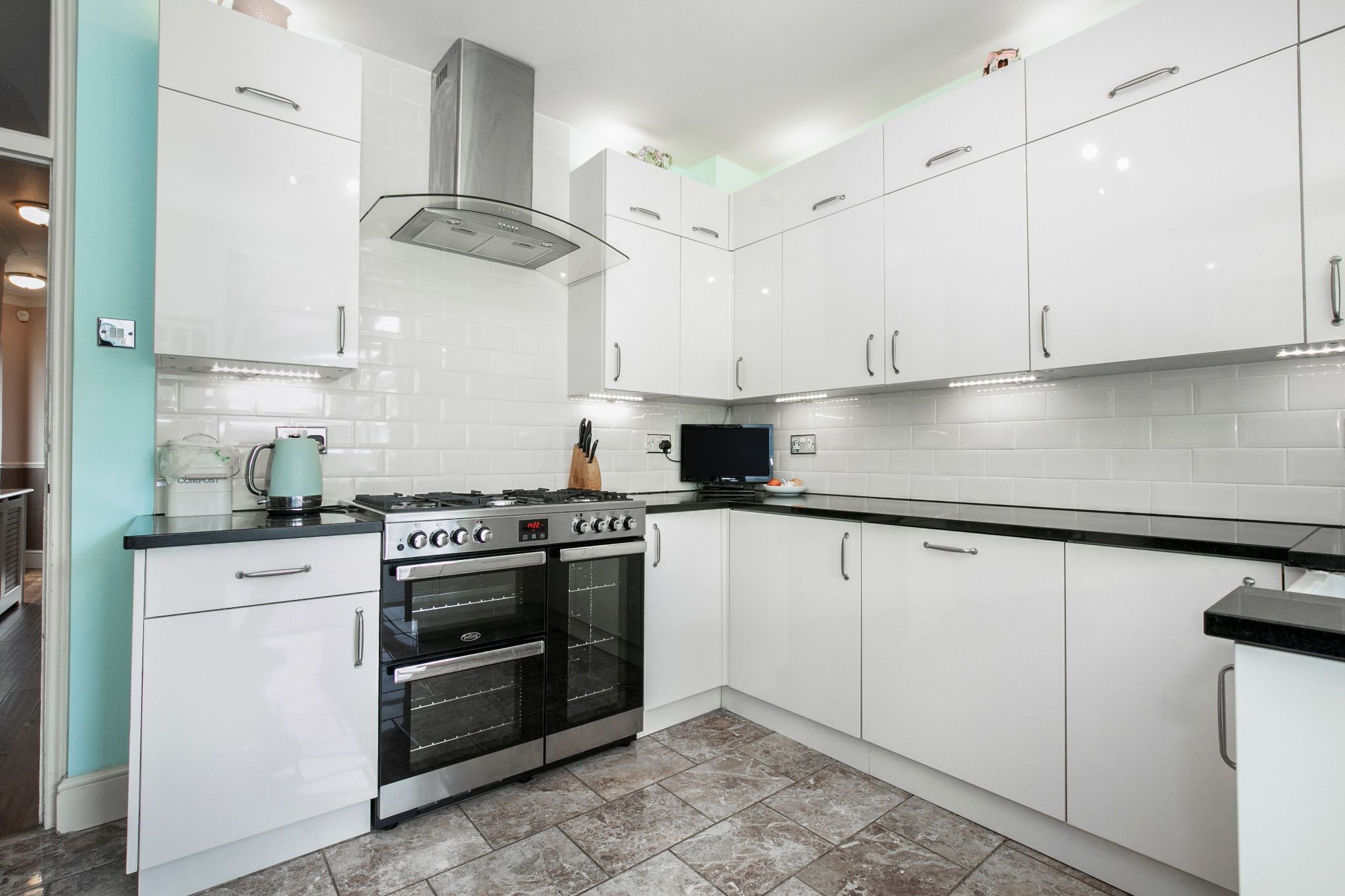 4 bedroom semi-detached bungalow Sale Agreed in Brookmans Park - Photograph 16