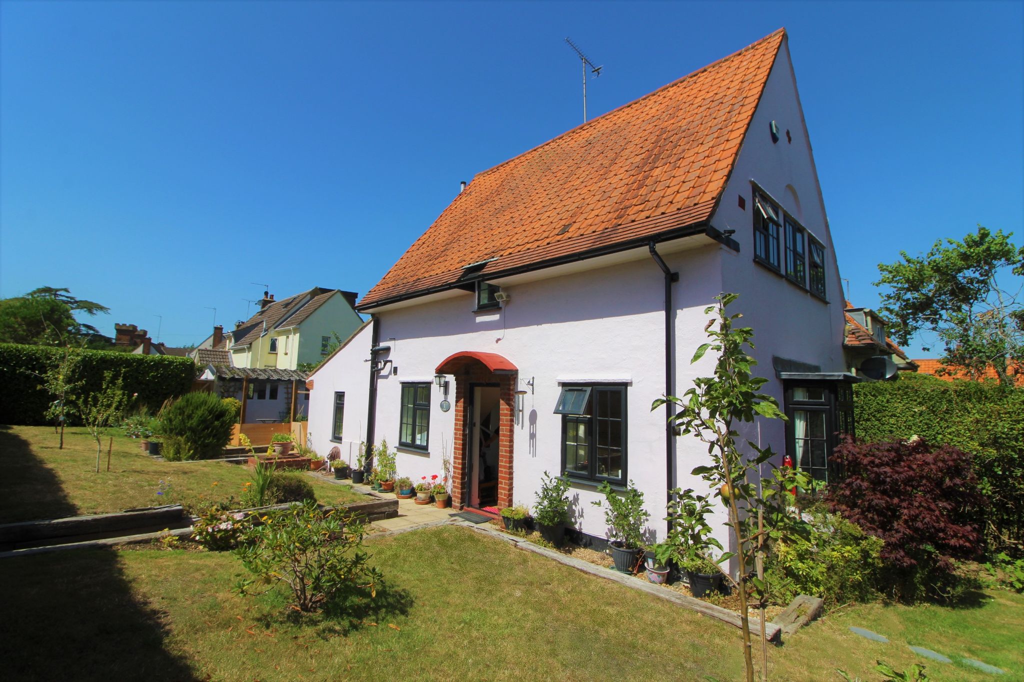 3 bedroom semi-detached house For Sale in Potters Bar - Photograph 7