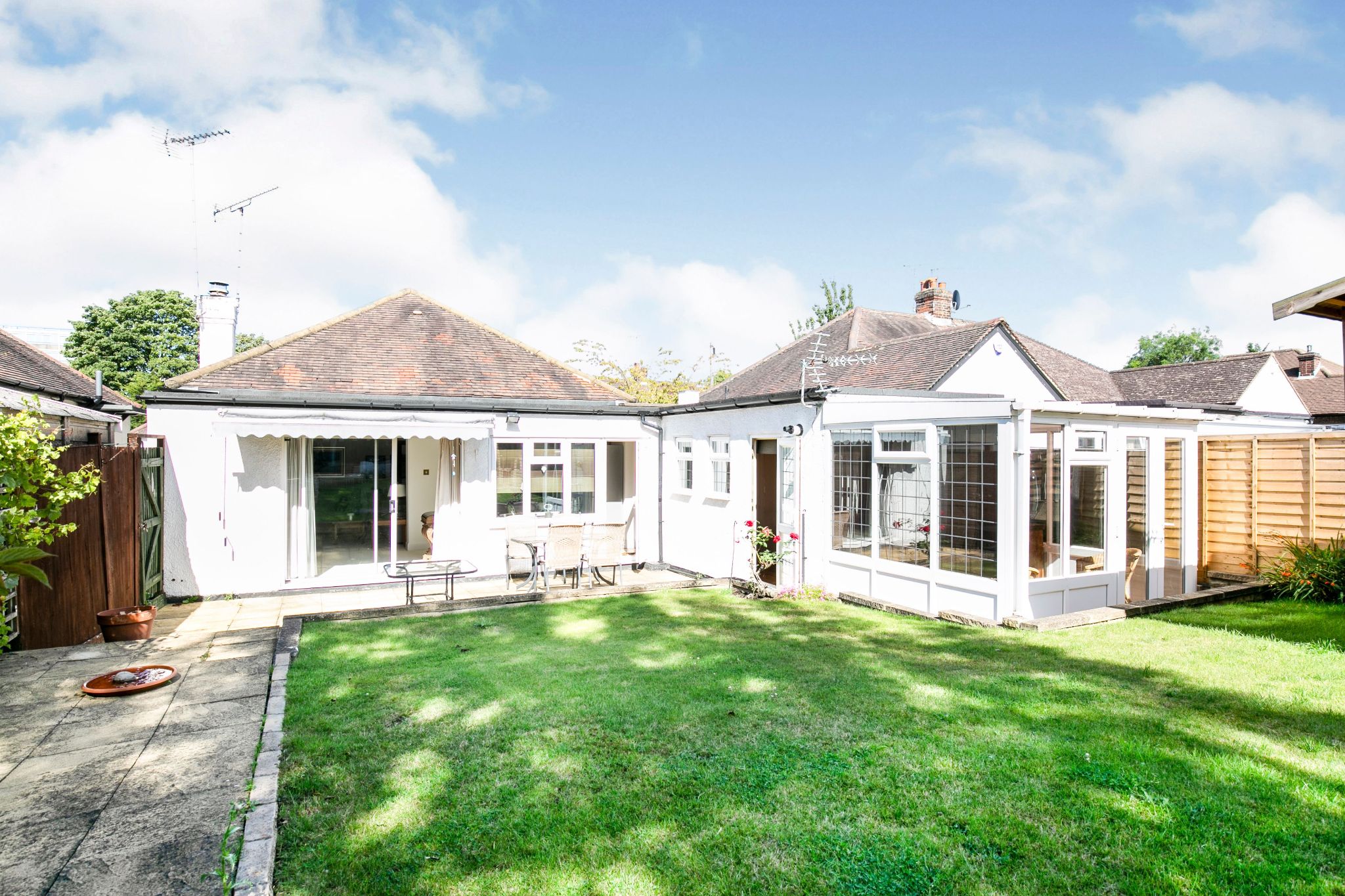 3 bedroom detached bungalow For Sale in Potters Bar - Photograph 2
