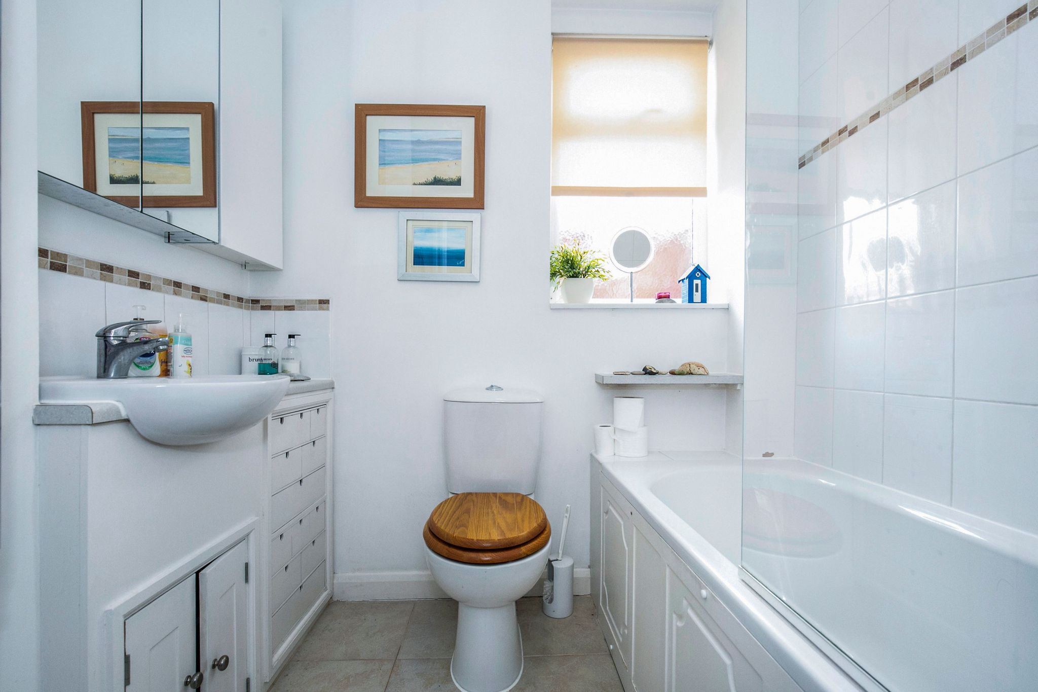3 bedroom detached bungalow For Sale in Potters Bar - Photograph 5