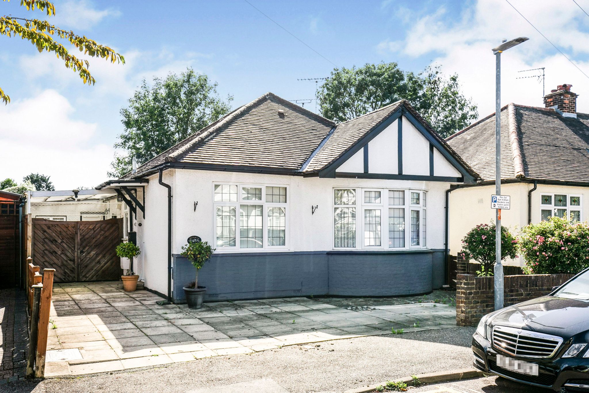 3 bedroom detached bungalow SSTC in Potters Bar - Photograph 10