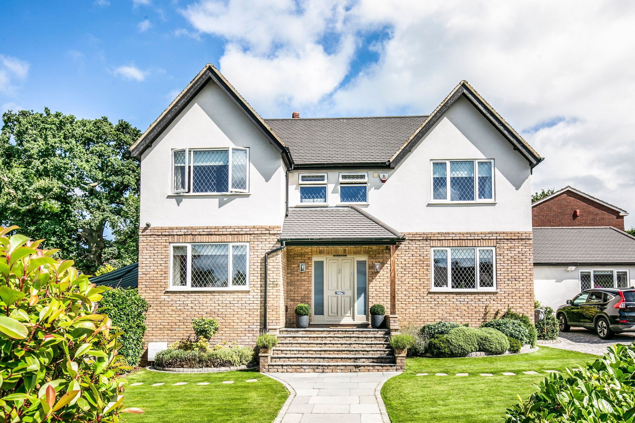5 bedroom detached house For Sale in Potters Bar - Photograph 3