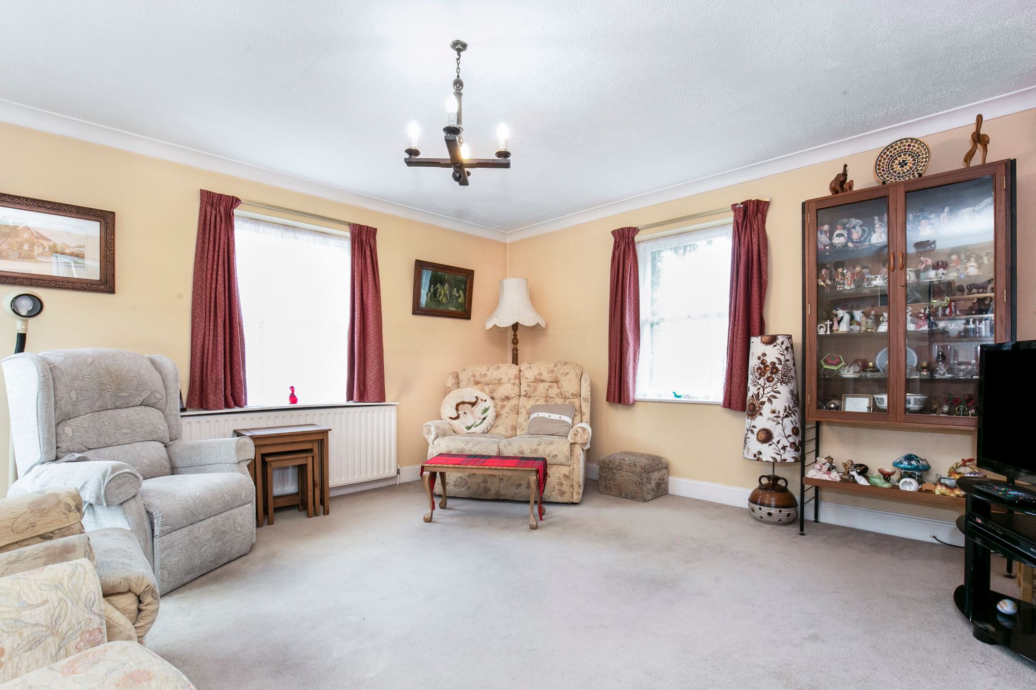 4 bedroom semi-detached house Sale Agreed in Hatfield - Photograph 4