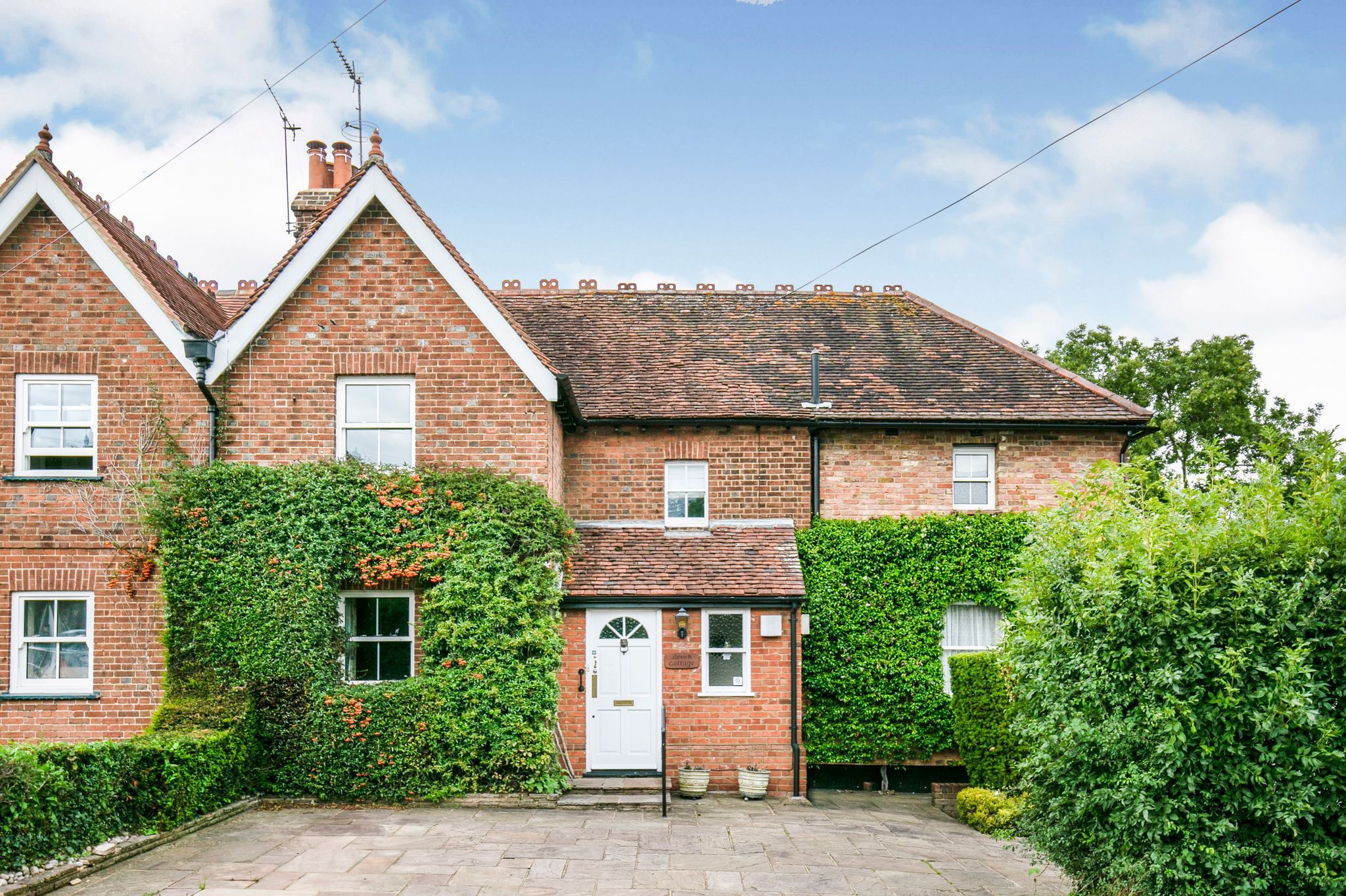 4 bedroom semi-detached house Sale Agreed in Hatfield - Photograph 1