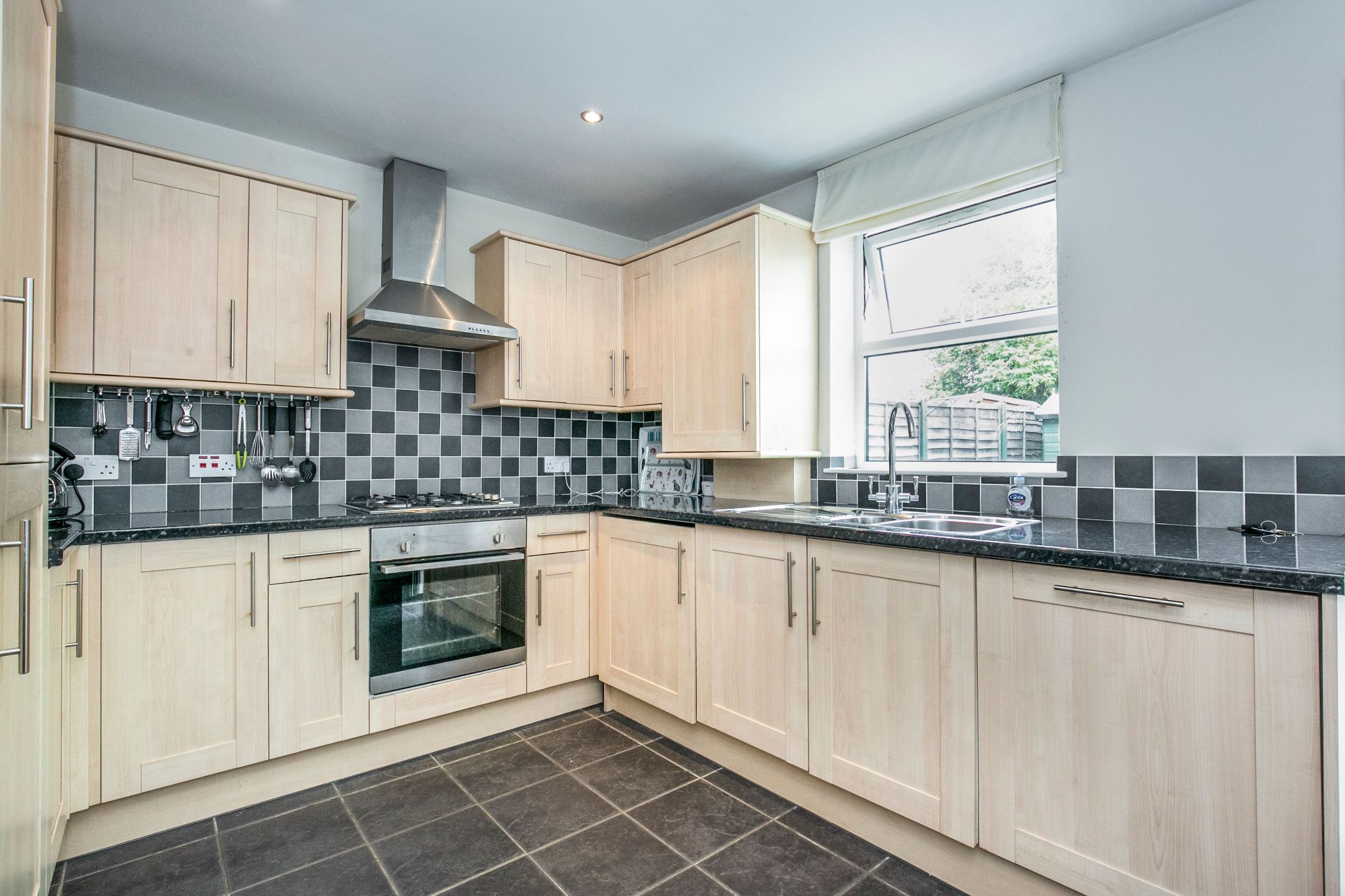 2 bedroom mid terraced house For Sale in Hatfield - Photograph 4