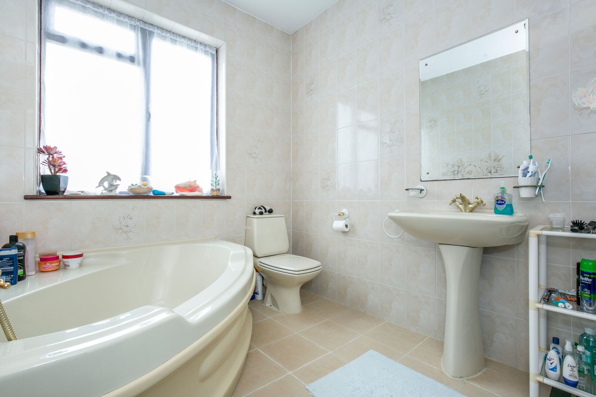 4 bedroom detached bungalow Sale Agreed in Potters Bar - Photograph 7