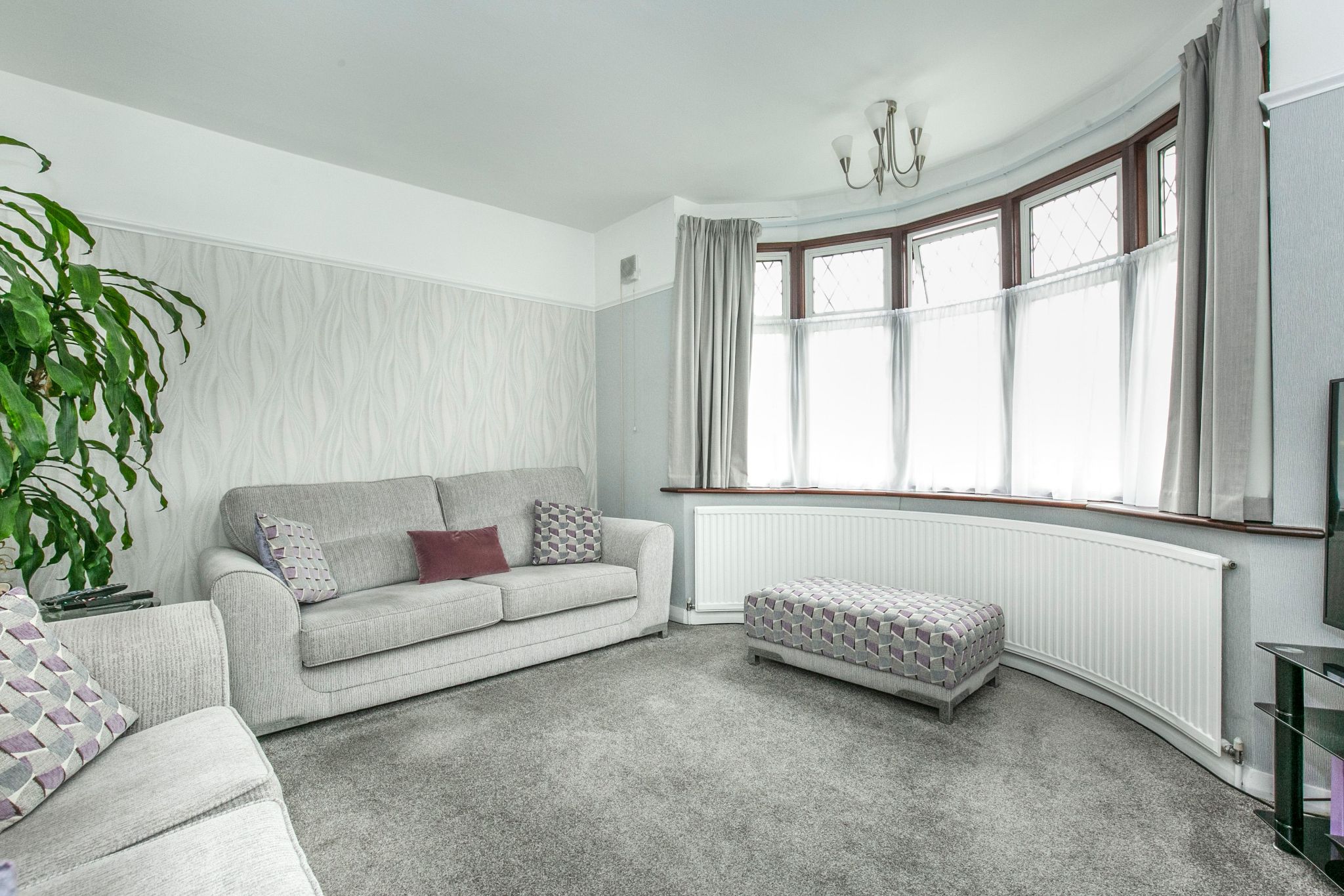 4 bedroom detached bungalow Sale Agreed in Potters Bar - Photograph 2