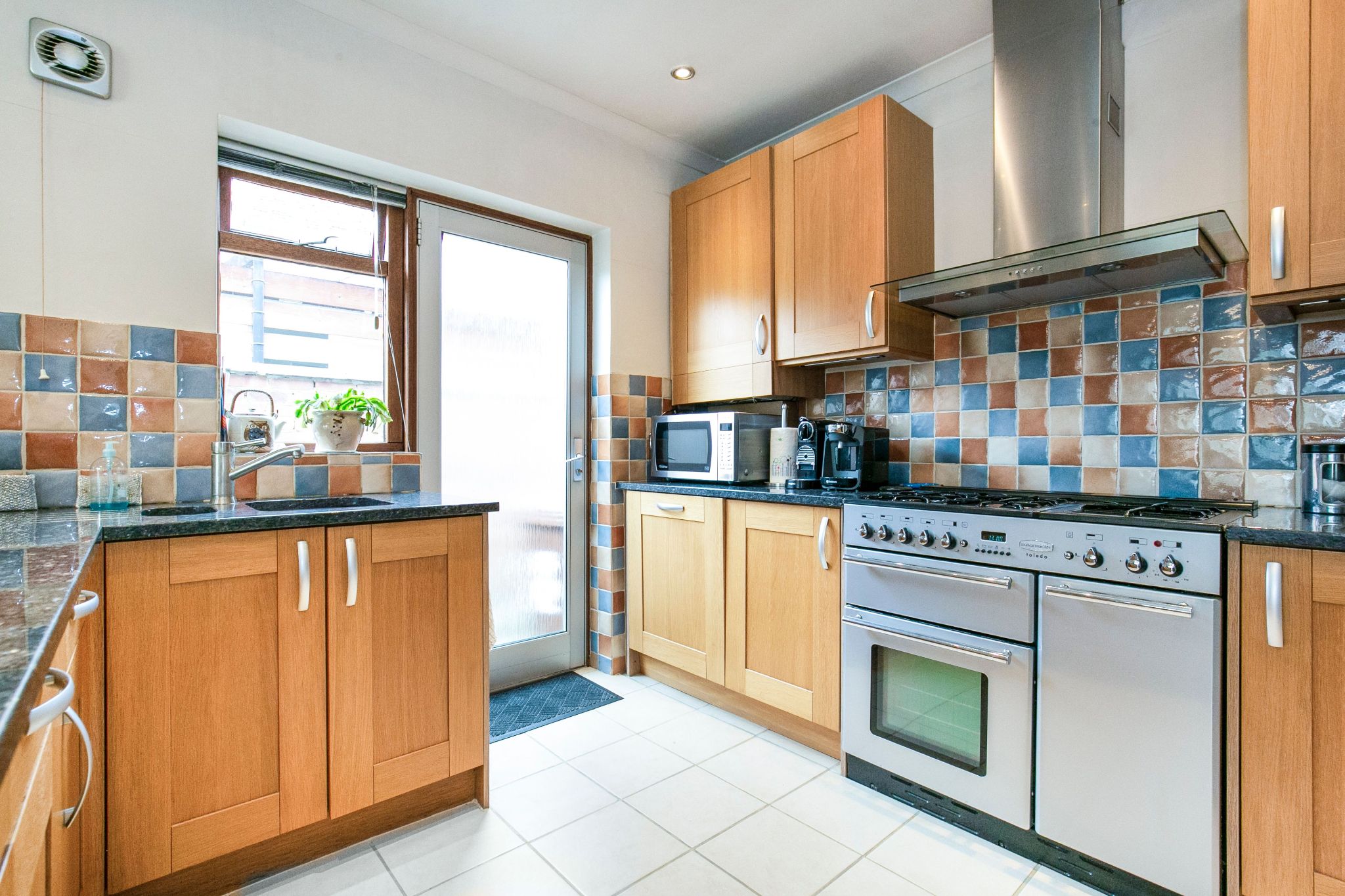 4 bedroom detached bungalow Sale Agreed in Potters Bar - Photograph 14