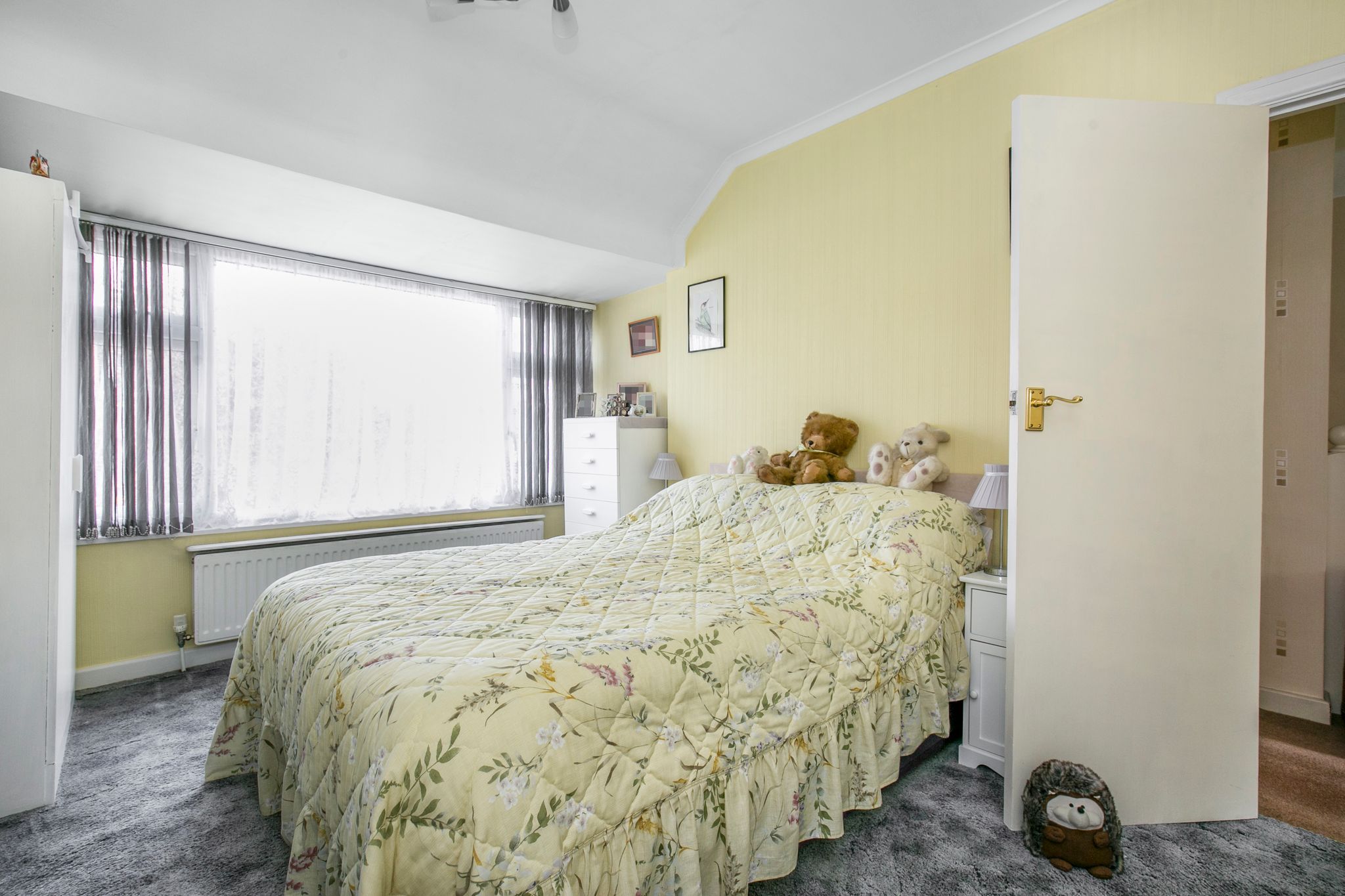 4 bedroom semi-detached house Sale Agreed in Potters Bar - Photograph 4