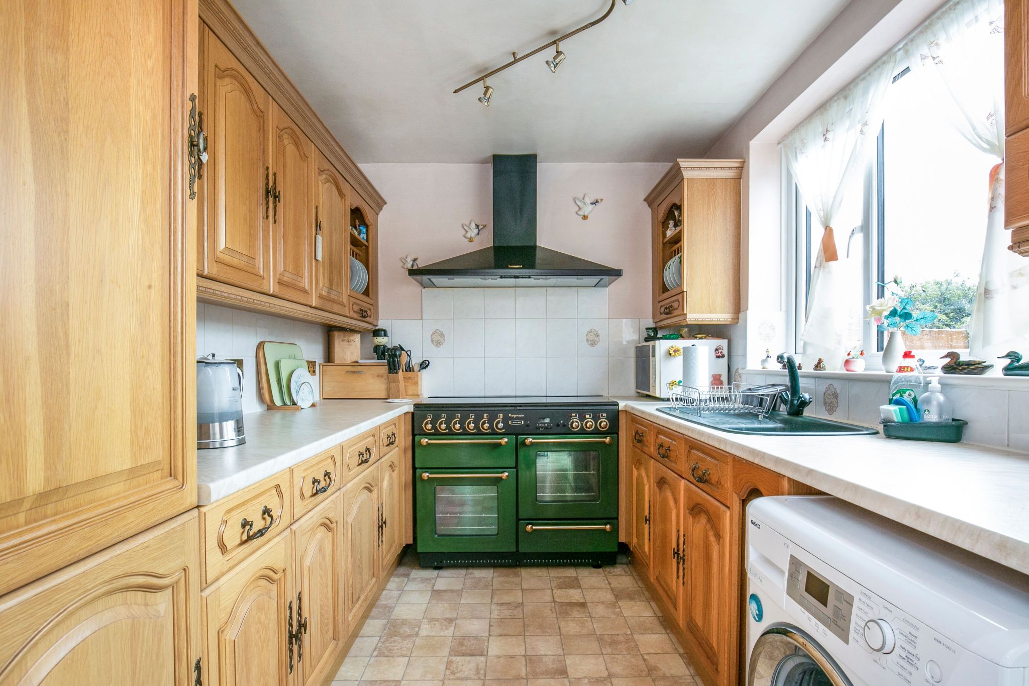 4 bedroom semi-detached house Sale Agreed in Potters Bar - Photograph 9
