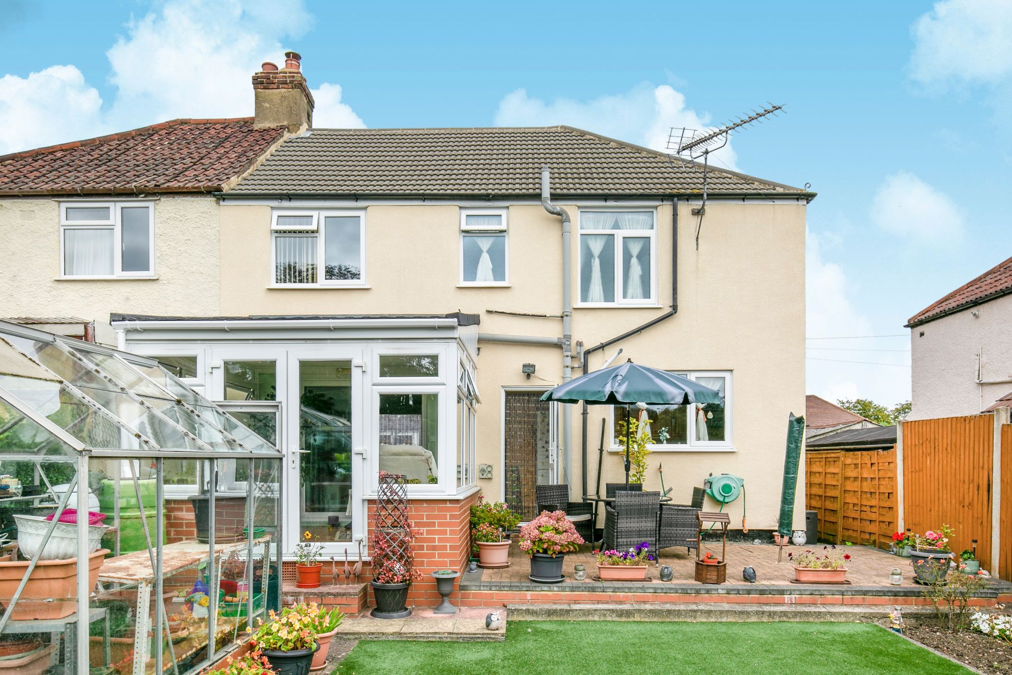 4 bedroom semi-detached house Sale Agreed in Potters Bar - Photograph 10