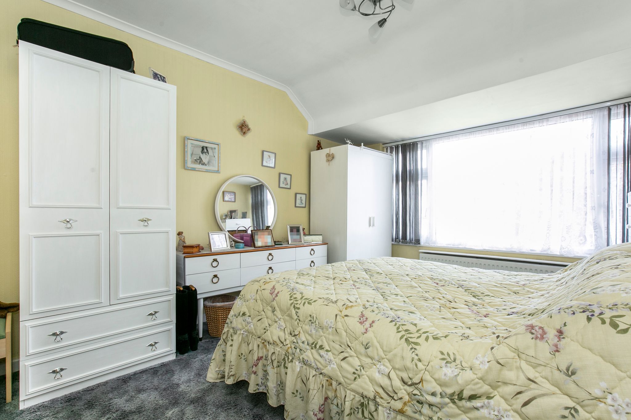 4 bedroom semi-detached house Sale Agreed in Potters Bar - Photograph 3