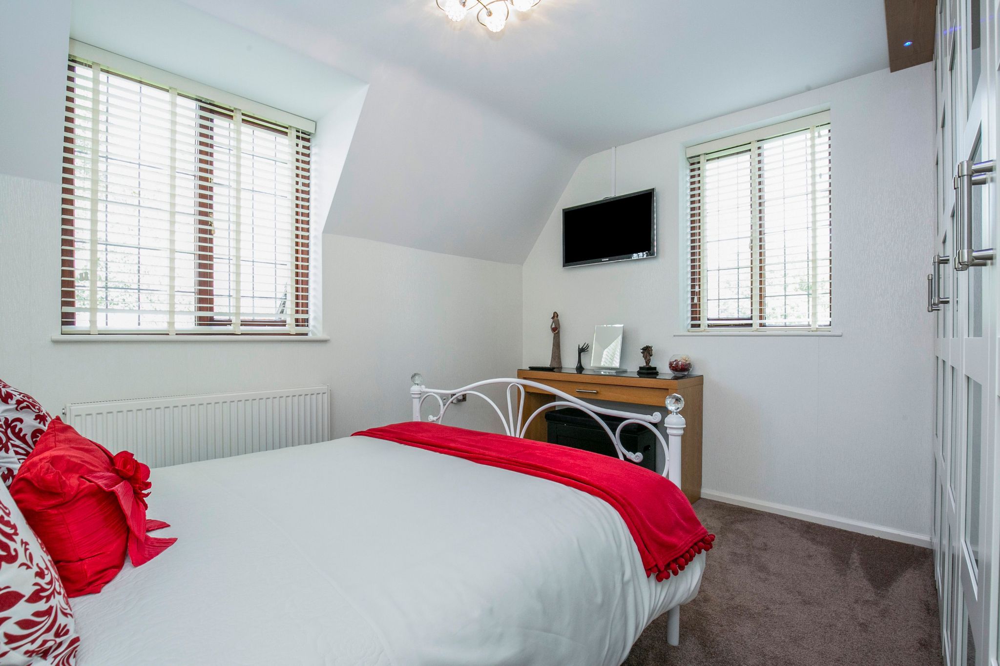 3 bedroom cottage house Sale Agreed in Potters Bar - Photograph 5