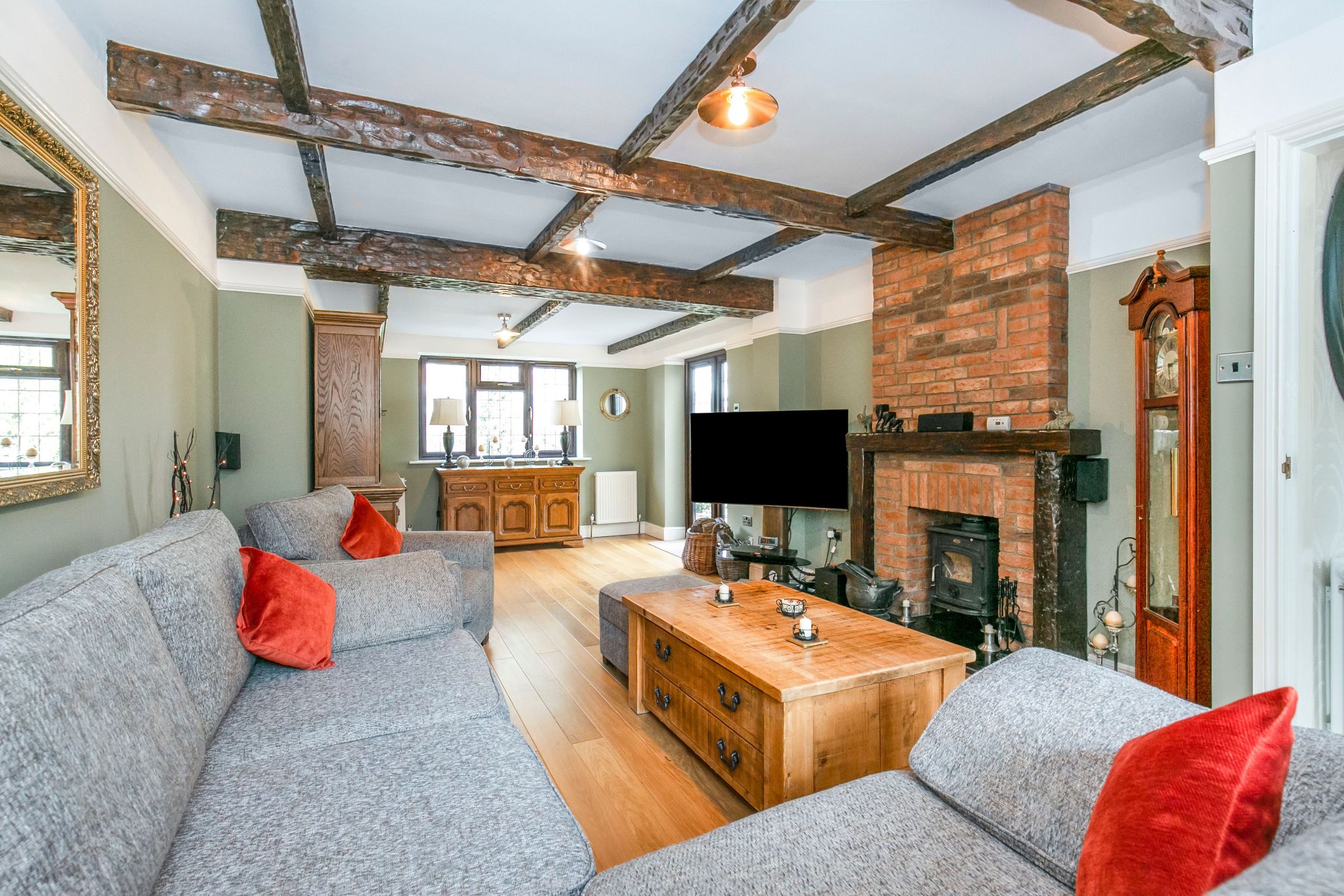3 bedroom cottage house Sale Agreed in Potters Bar - Photograph 1