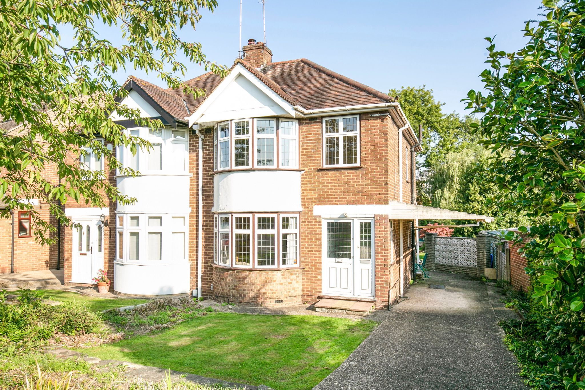 3 bedroom semi-detached house Sale Agreed in Potters Bar - Photograph 1