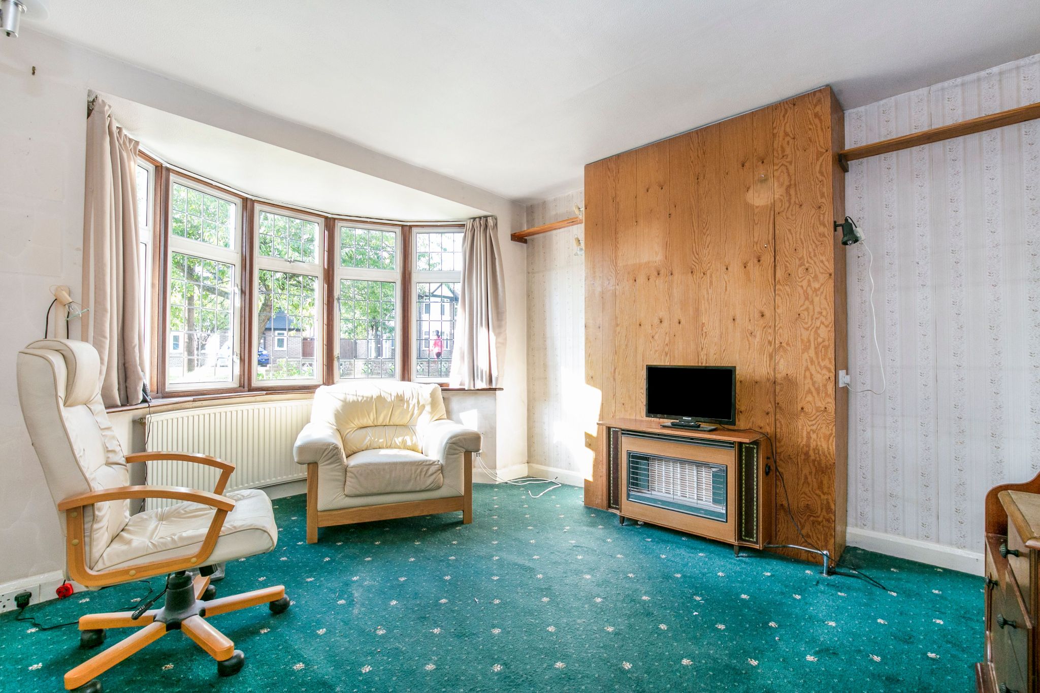 3 bedroom semi-detached house SSTC in Potters Bar - Photograph 6