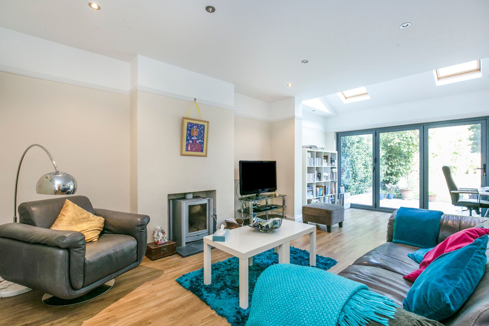 5 bedroom semi-detached house Sale Agreed in Hatfield - Photograph 2
