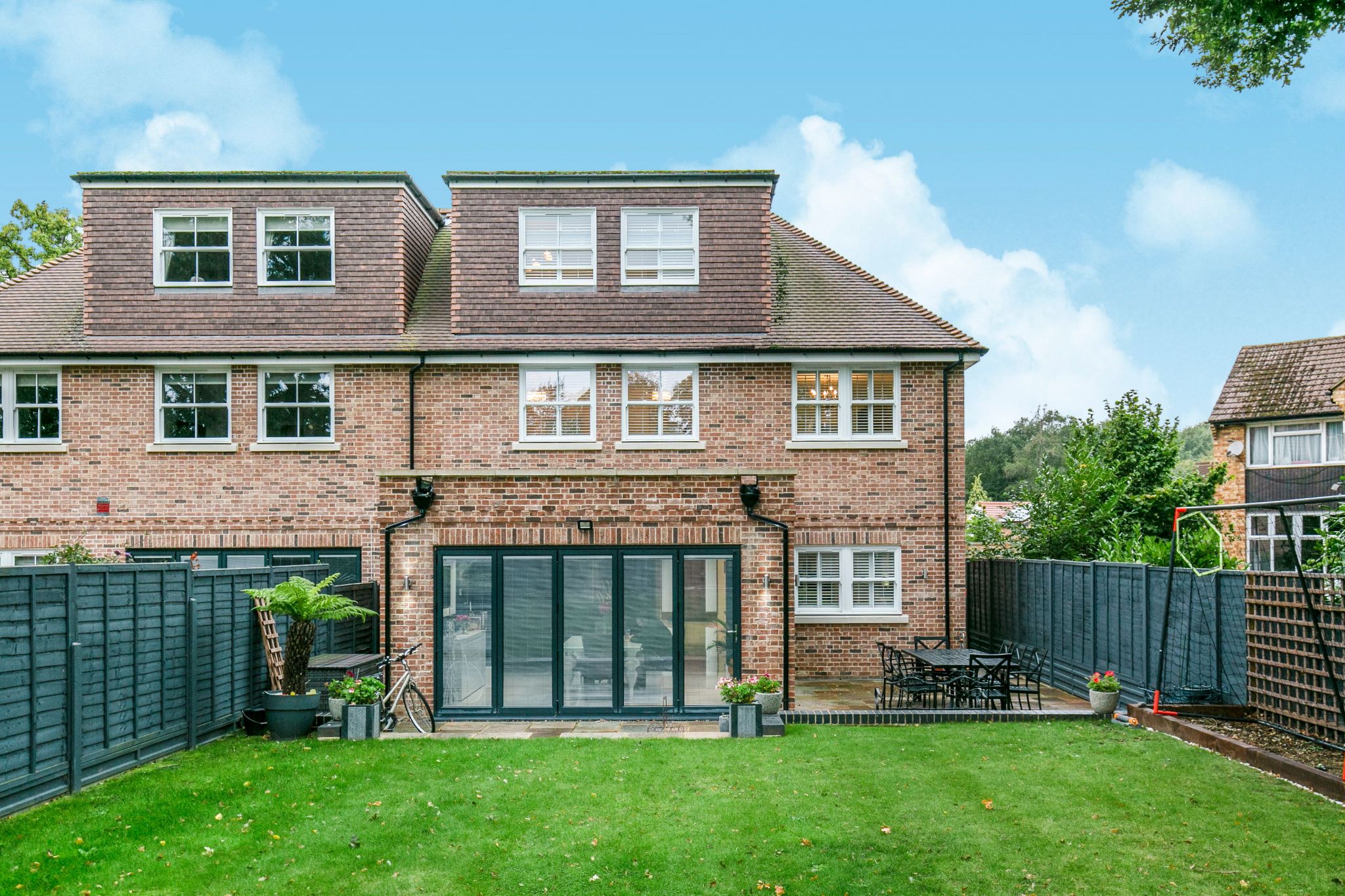 5 bedroom semi-detached house SSTC in Brookmans Park - Photograph 32