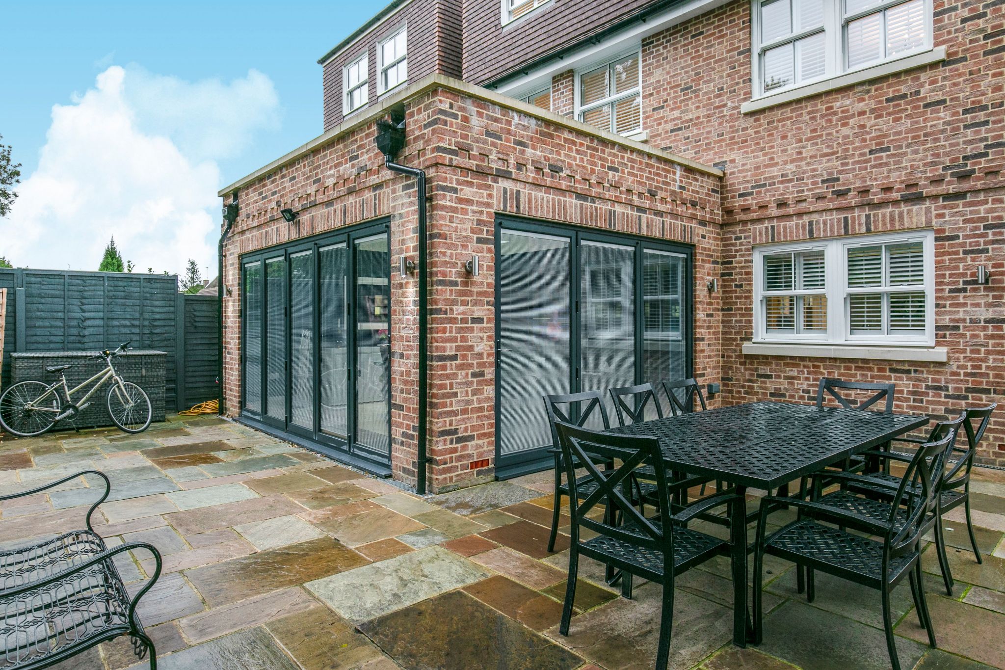 5 bedroom semi-detached house SSTC in Brookmans Park - Photograph 4