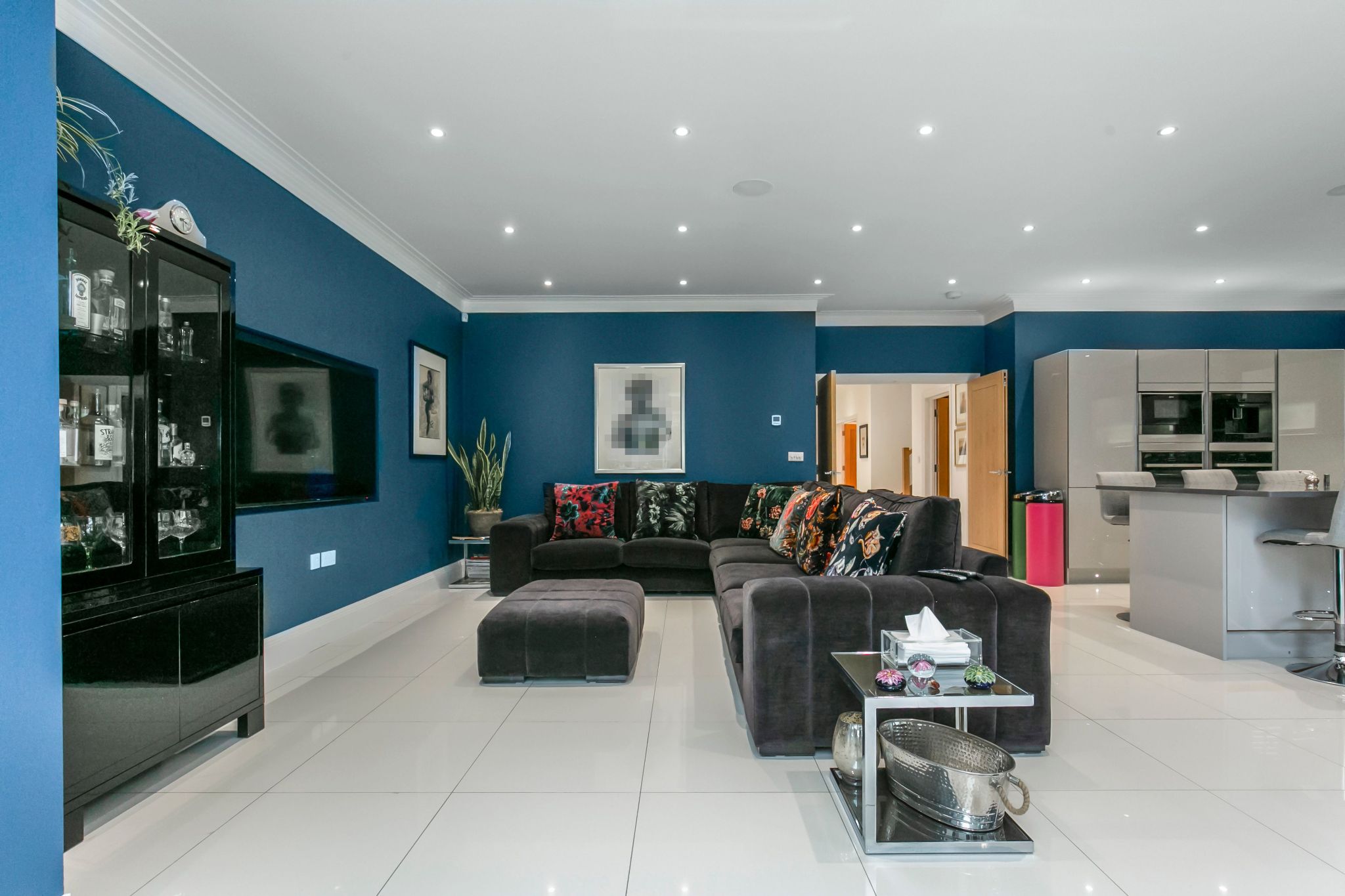 5 bedroom semi-detached house Sale Agreed in Brookmans Park - Photograph 10