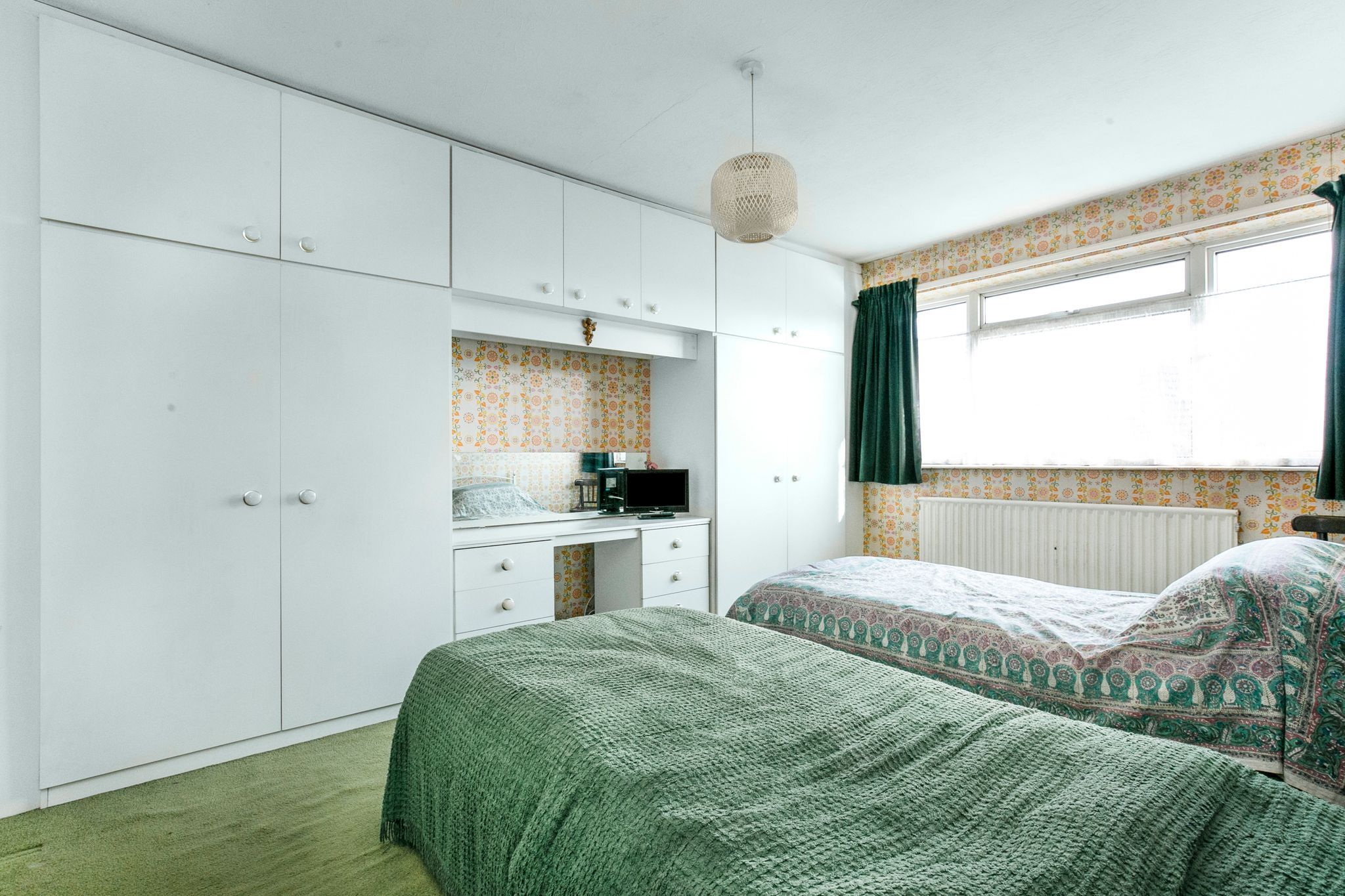 3 bedroom semi-detached house SSTC in Potters Bar - Photograph 4