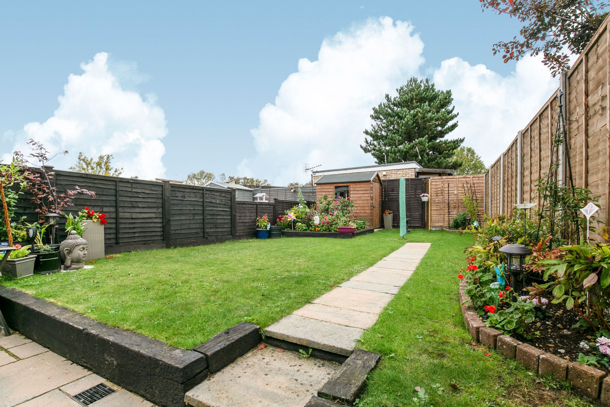 3 bedroom mid terraced house SSTC in Welwyn Garden City - Photograph 3