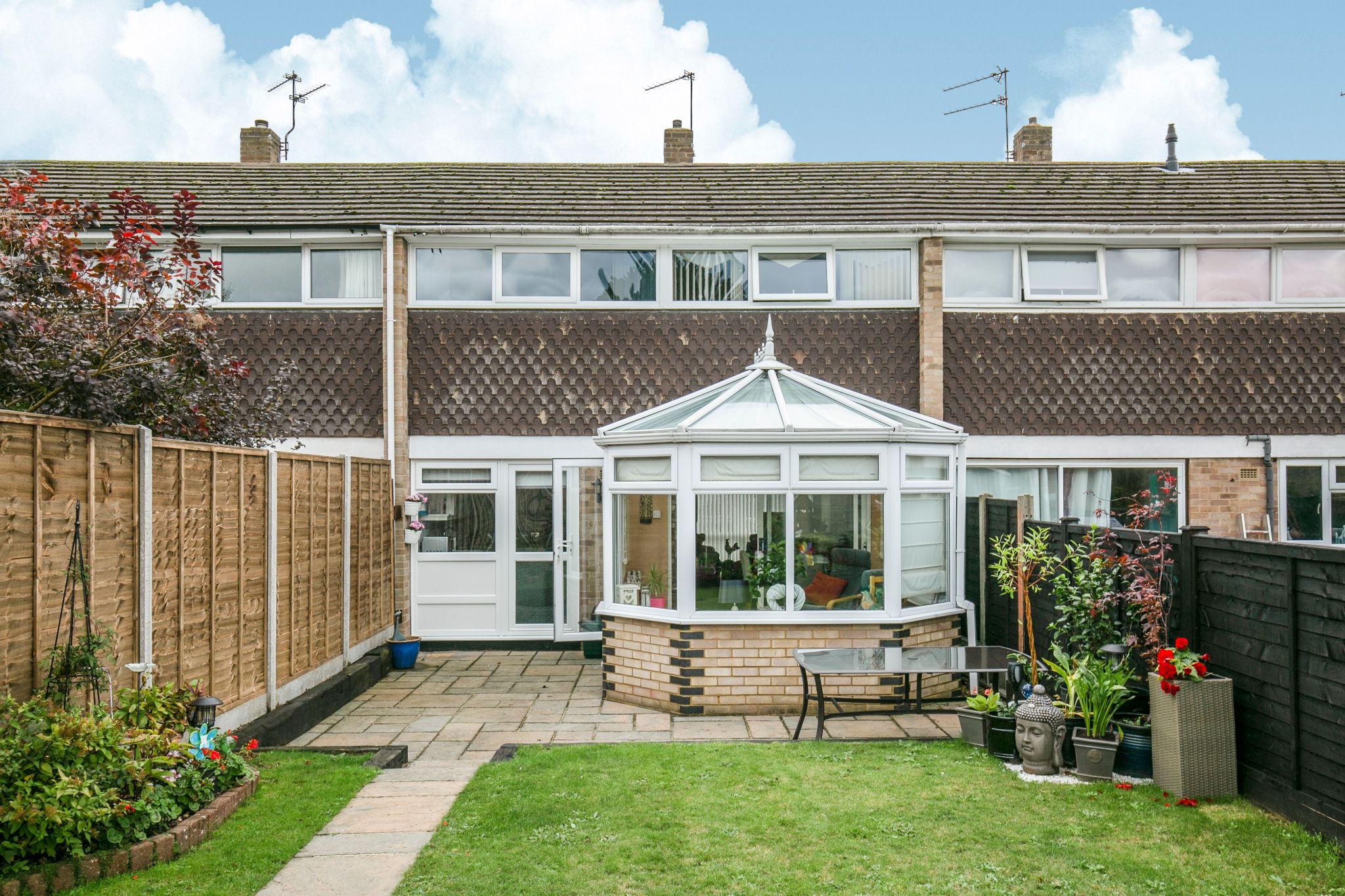 3 bedroom mid terraced house SSTC in Welwyn Garden City - Photograph 2