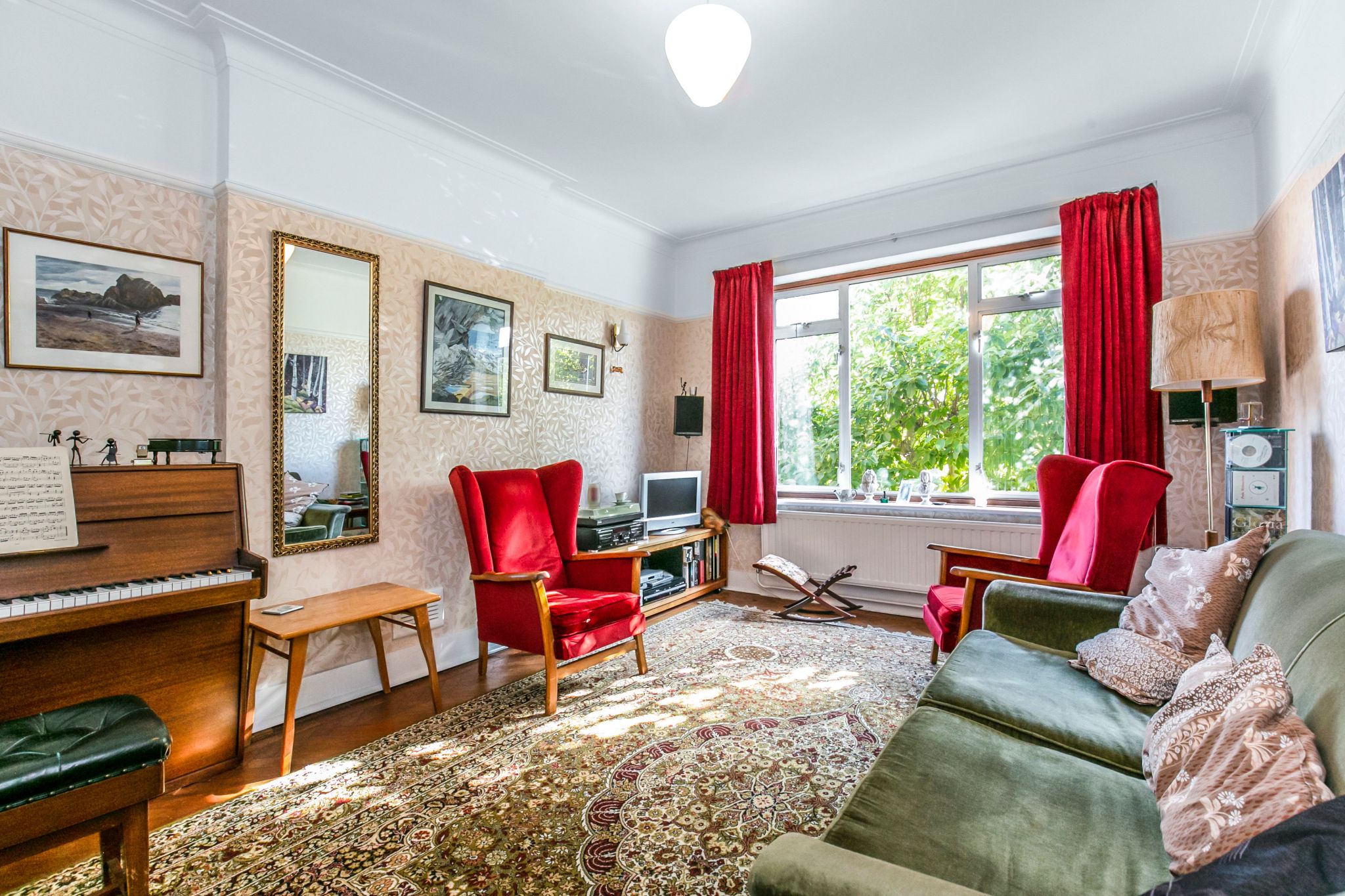 4 bedroom semi-detached house Sale Agreed in New Barnet - Photograph 3