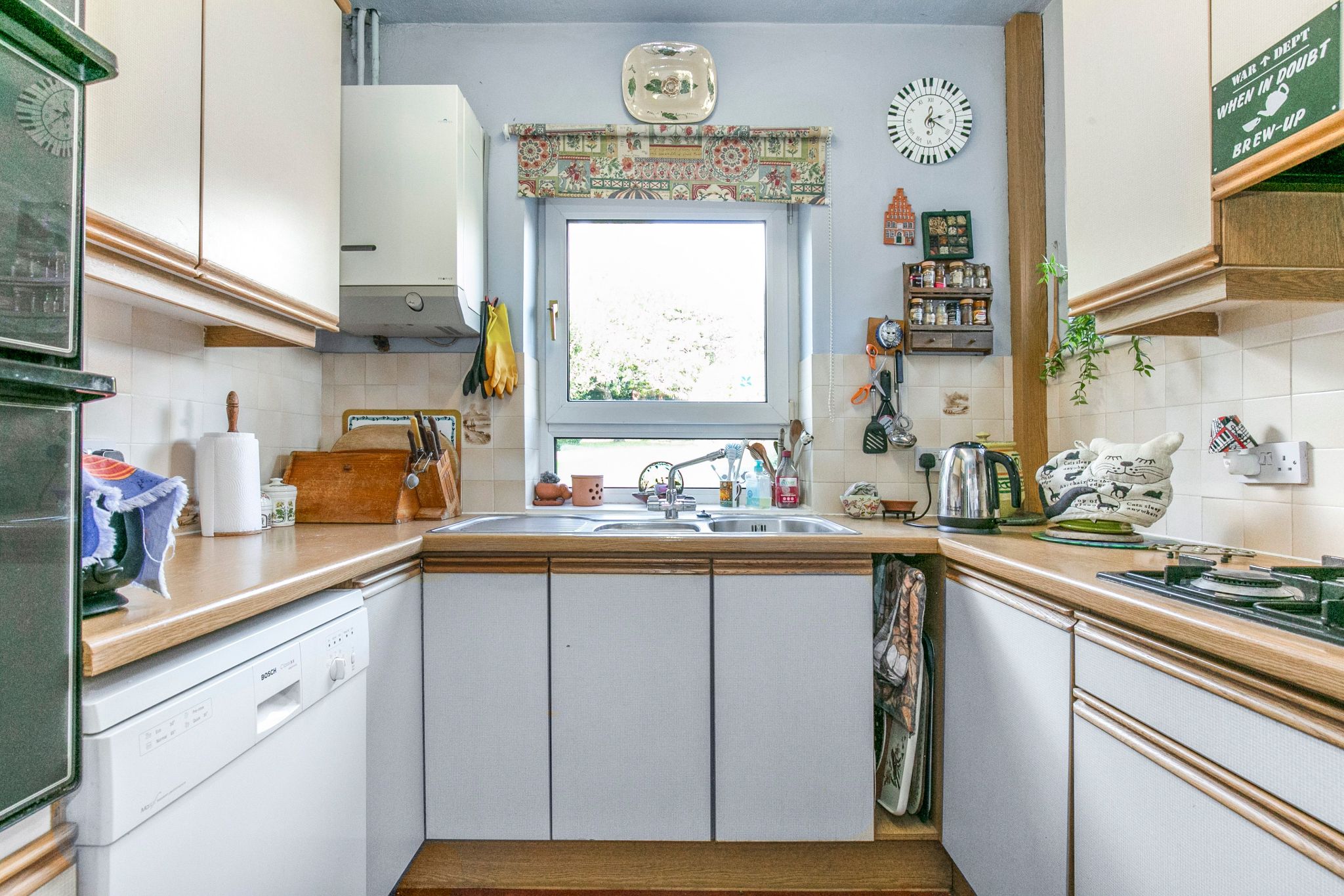 4 bedroom semi-detached house Sale Agreed in New Barnet - Photograph 4