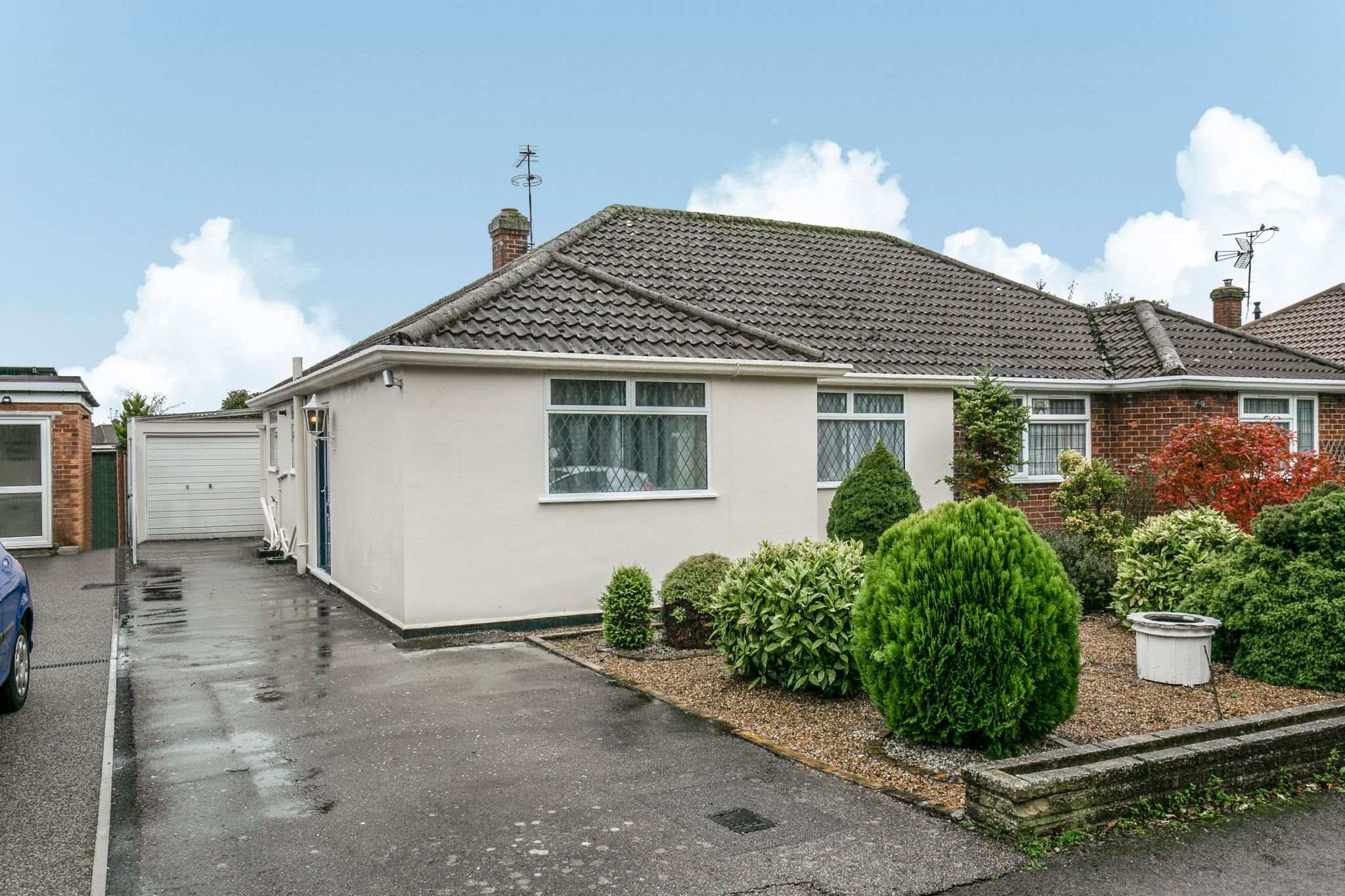 2 bedroom semi-detached bungalow Sale Agreed in Welham Green - Photograph 2